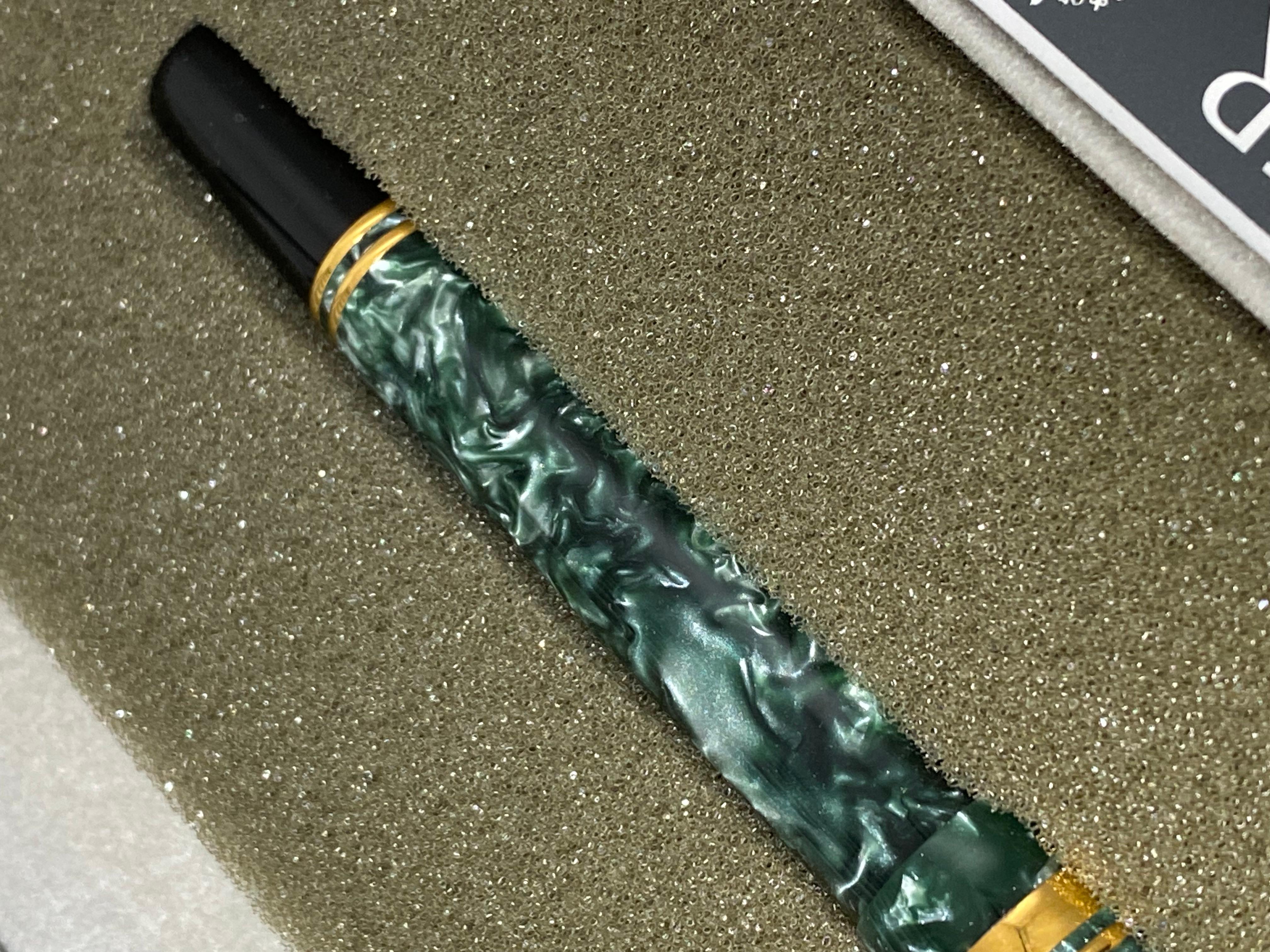 Parker Duofold-Brunnenstift, Marmorgrün, 18K Gold Nib. Neu + Schachtel. im Zustand „Neu“ in MELBOURNE, AU
