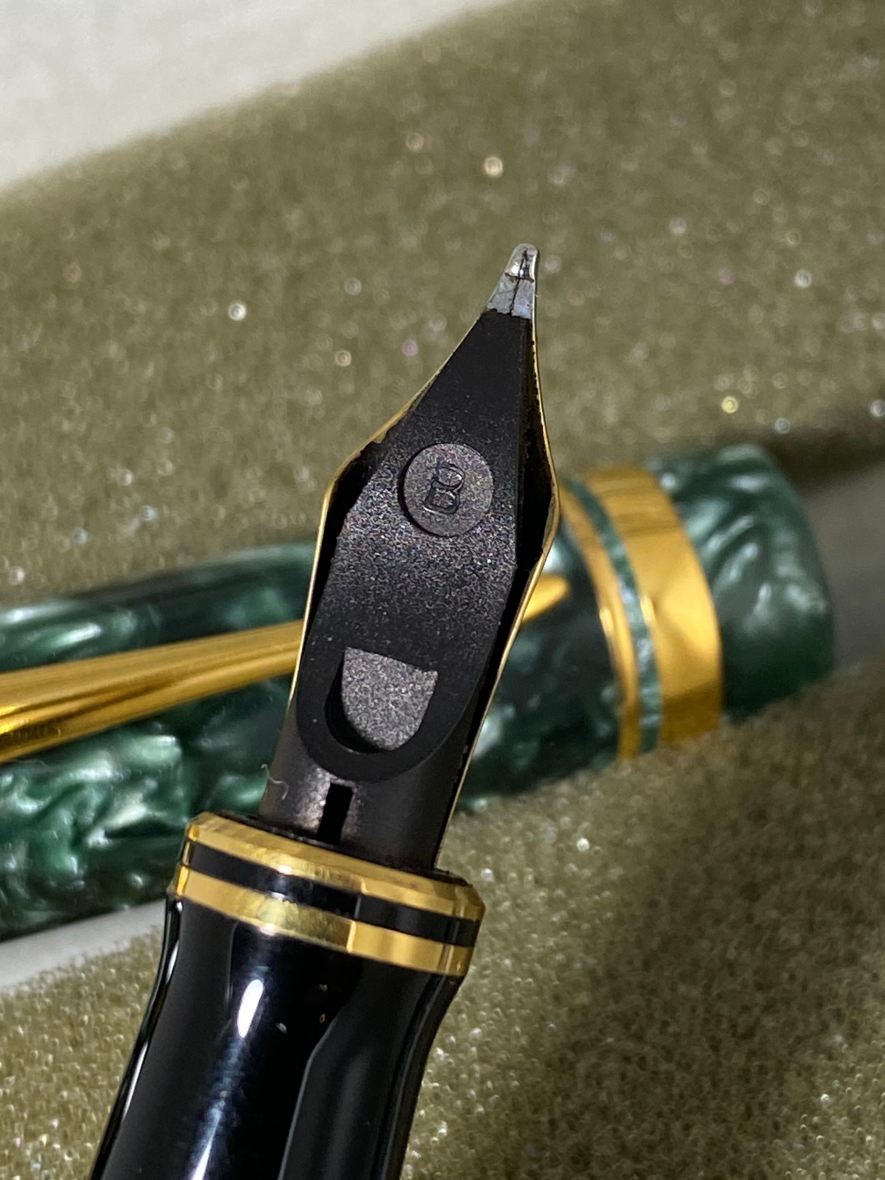 Parker Duofold Fountain Pen, Marble Green, 18K Gold Nib. Brand New + Box. In New Condition For Sale In MELBOURNE, AU