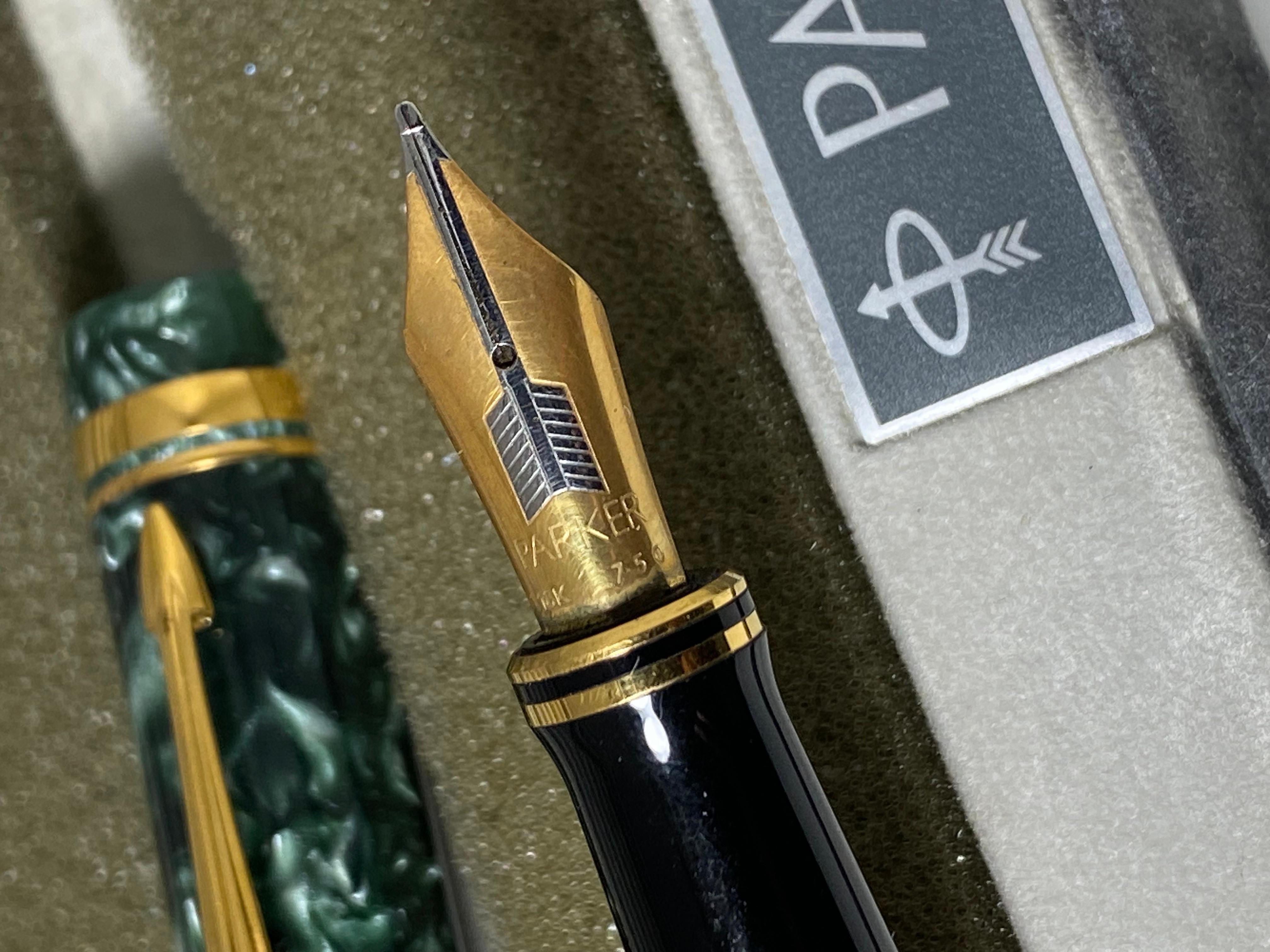 Women's or Men's Parker Duofold Fountain Pen, Marble Green, 18K Gold Nib. Brand New + Box. For Sale