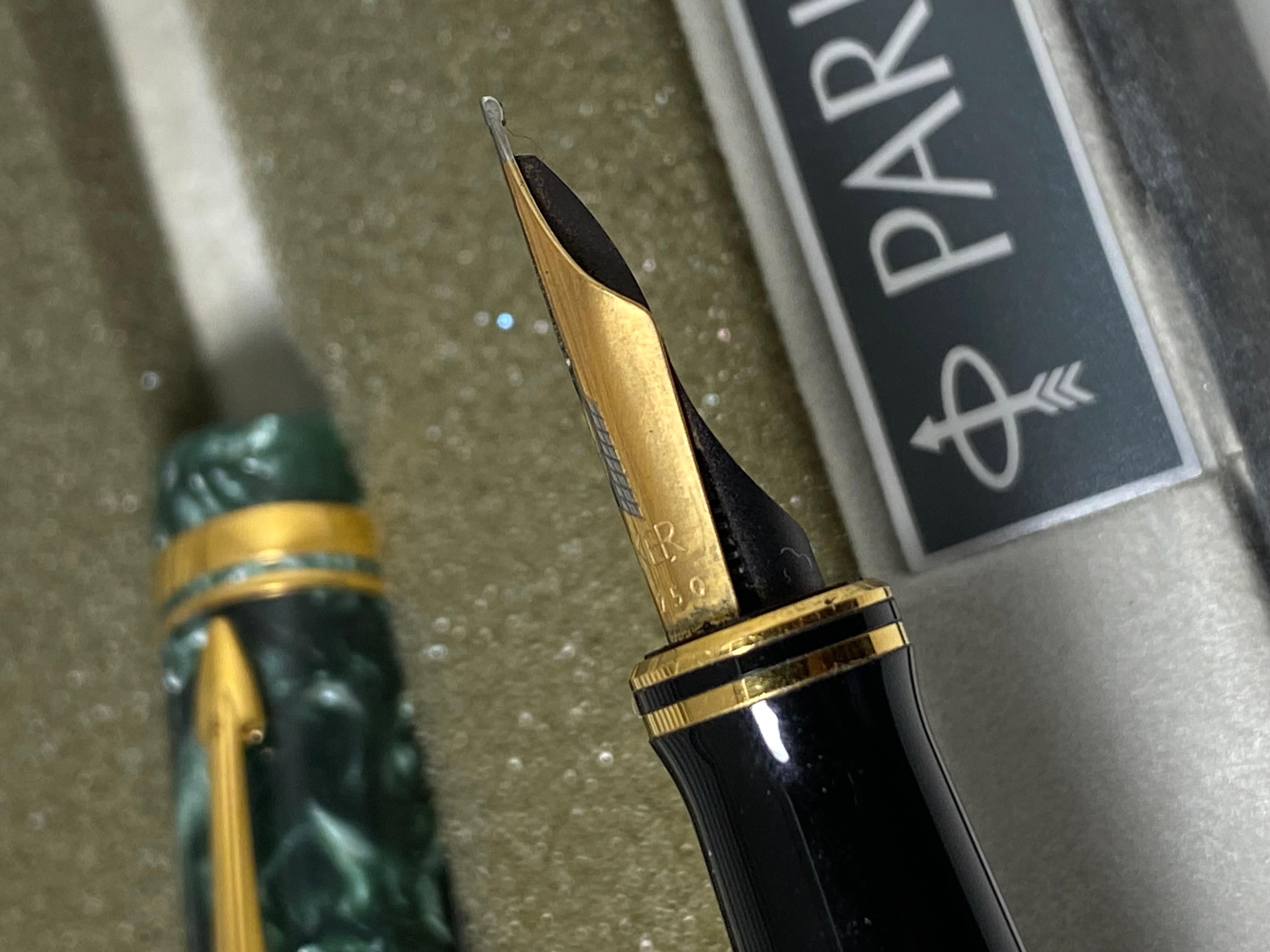 Parker Duofold Fountain Pen, Marble Green, 18K Gold Nib. Brand New + Box. For Sale 1