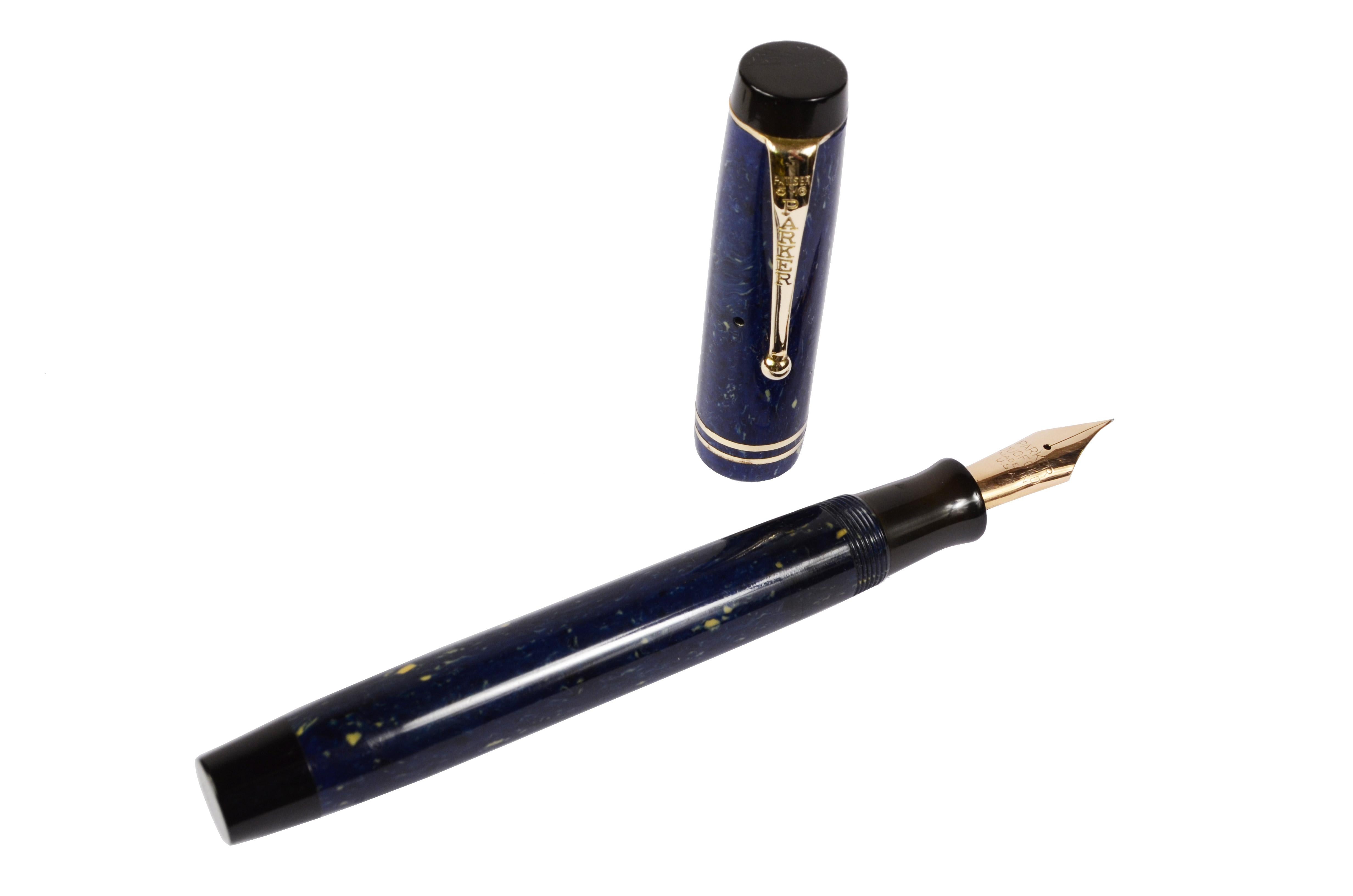 Parker Duofold senior stream line in lapis lazuli celluloid, with perfect color, bottom button filling produced between 1931 and 1933, working. 
Clip and double cap ring are gold-plated while the nib is its original 14-karat gold. Length cm 13.1