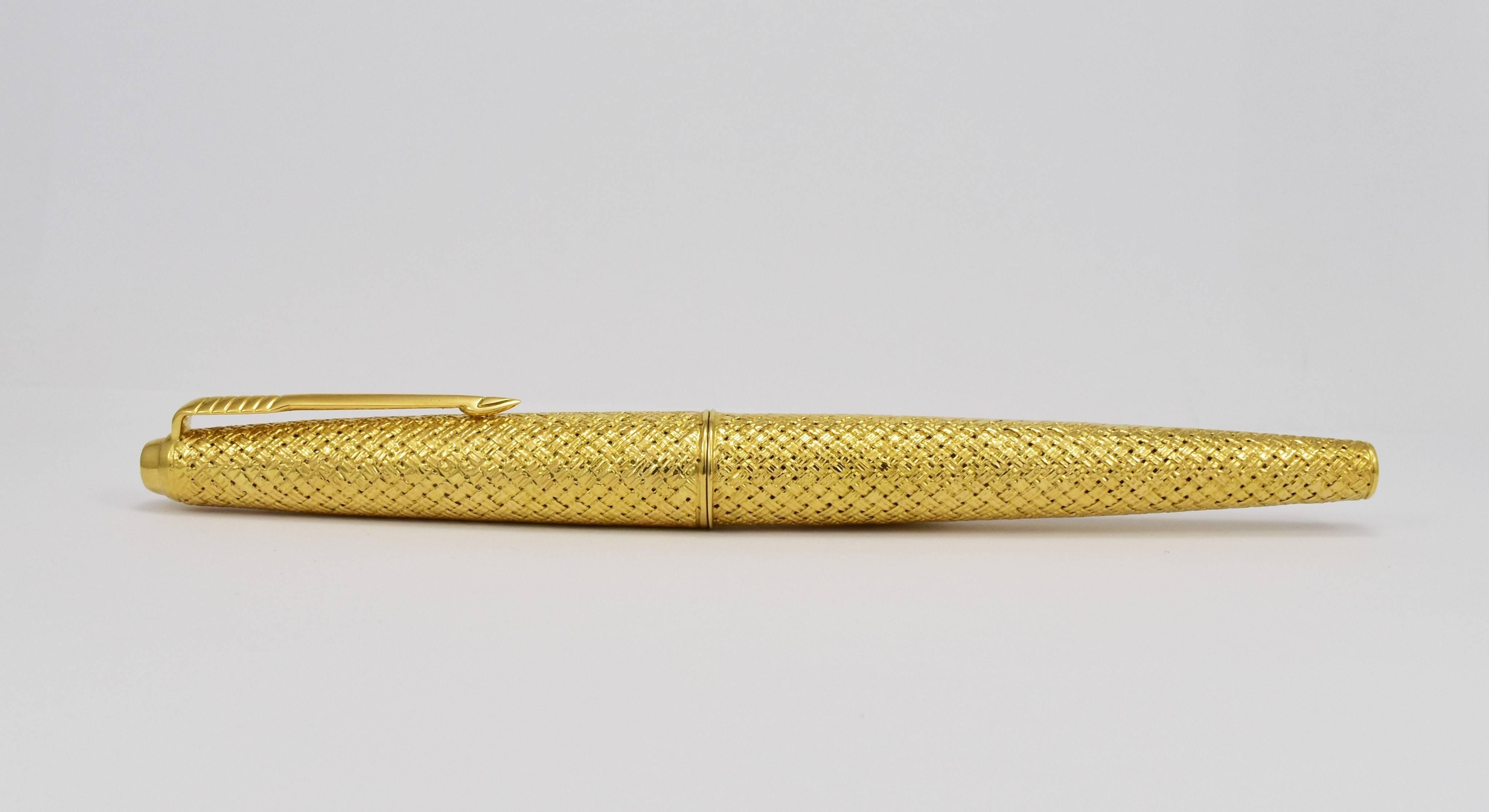 Elegant Parker fountain pen in cased in (tested as) 18-karat white and yellow gold. It features an intricate basketweave design. Beautiful workmanship and easy to use, carry, or give as a gift. No UK hallmark as originated abroad, however tested as