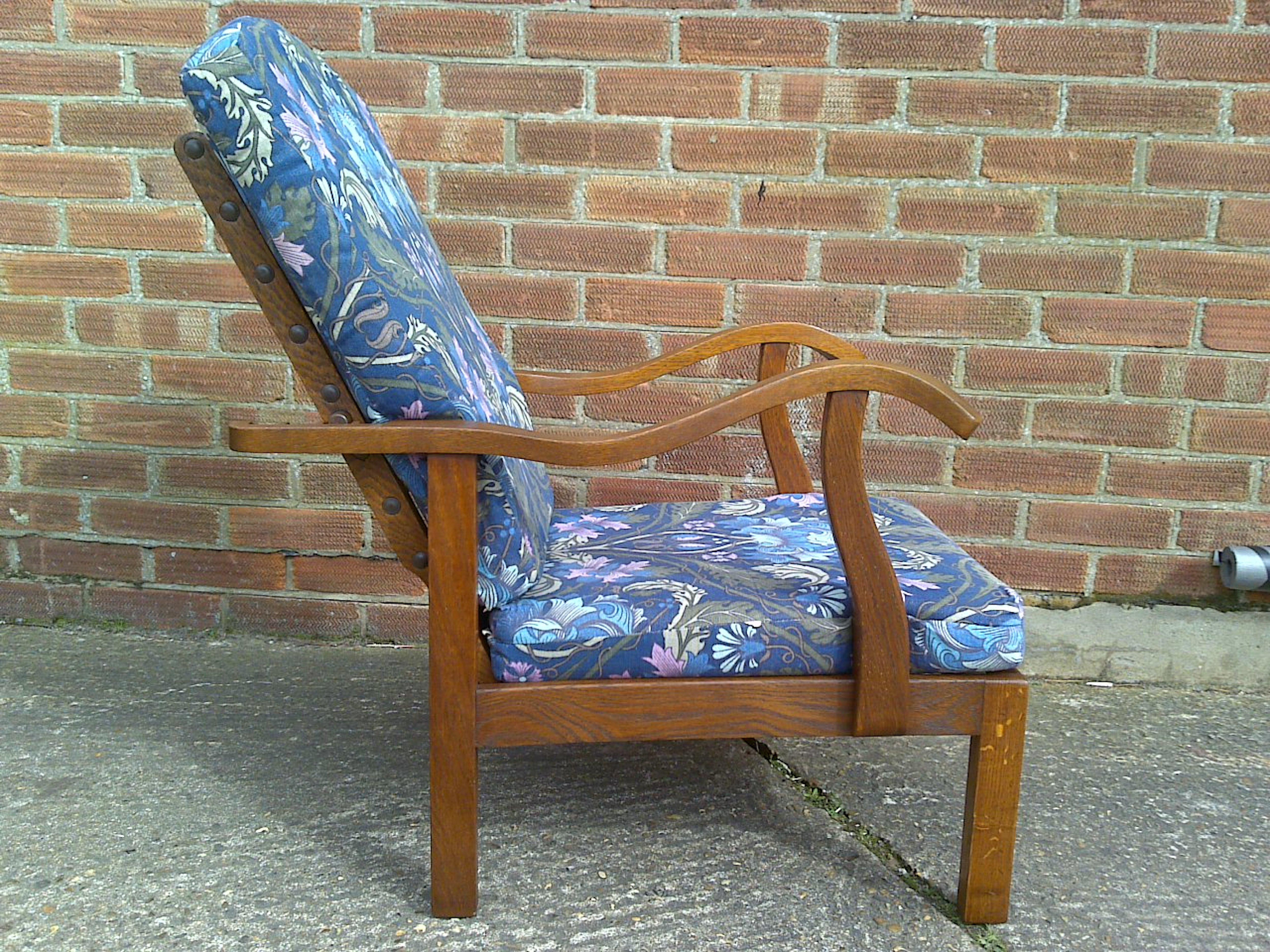 Parker Knoll. A very good quality Arts and Crafts style reclining armchair with sculptured lazy looking arms slight curve-shaped back and on square legs.
The cushions are for display only, it will require new cushions and upholstery, make it yours.