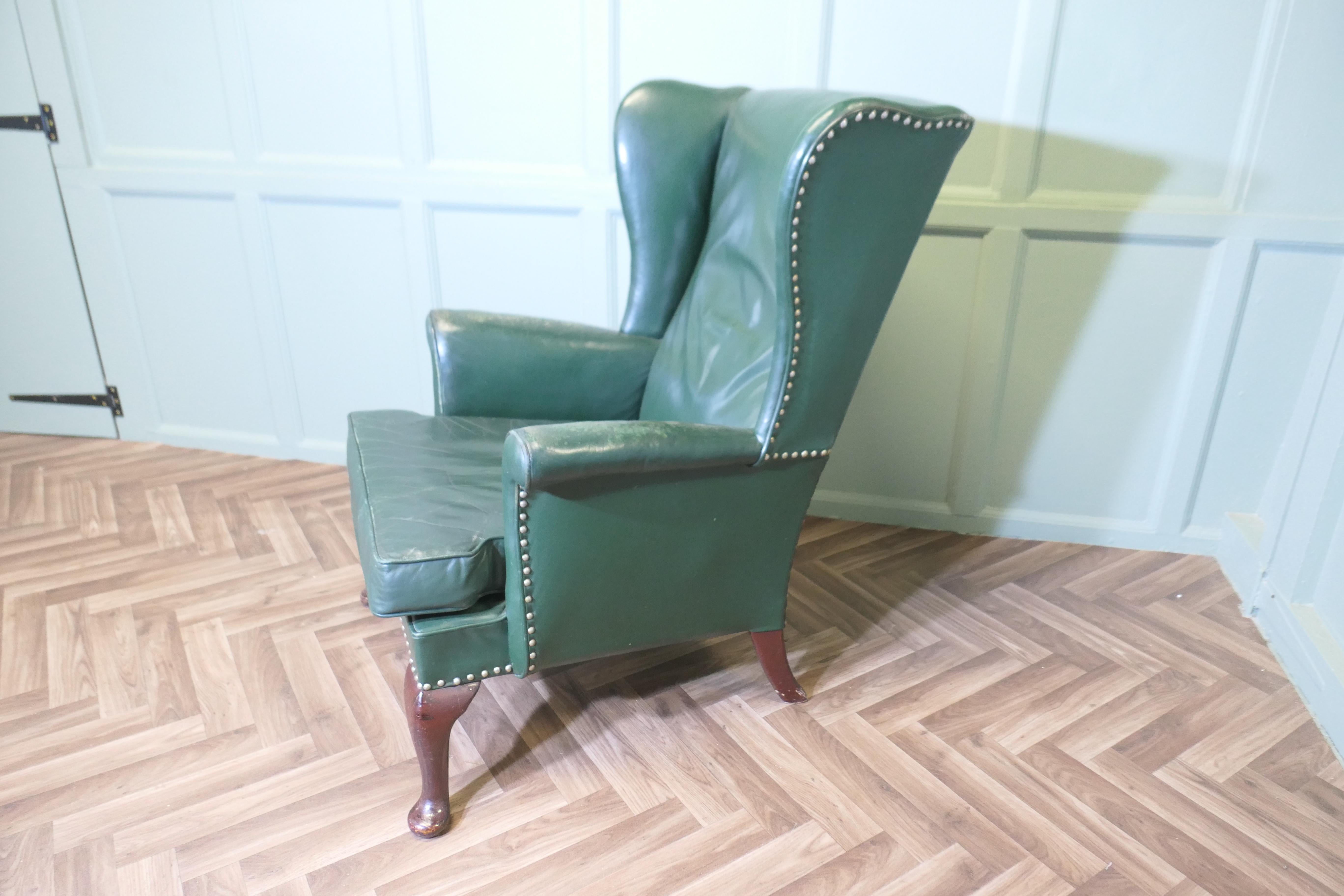 Sedia da biblioteca in pelle con schienale ad ala Parker Knoll 

Si tratta di una sedia molto comoda, il cui rivestimento in pelle è di una qualità superba e morbida, di colore verde Buckingham.
La sedia ha un profondo schienale ad ala con braccioli