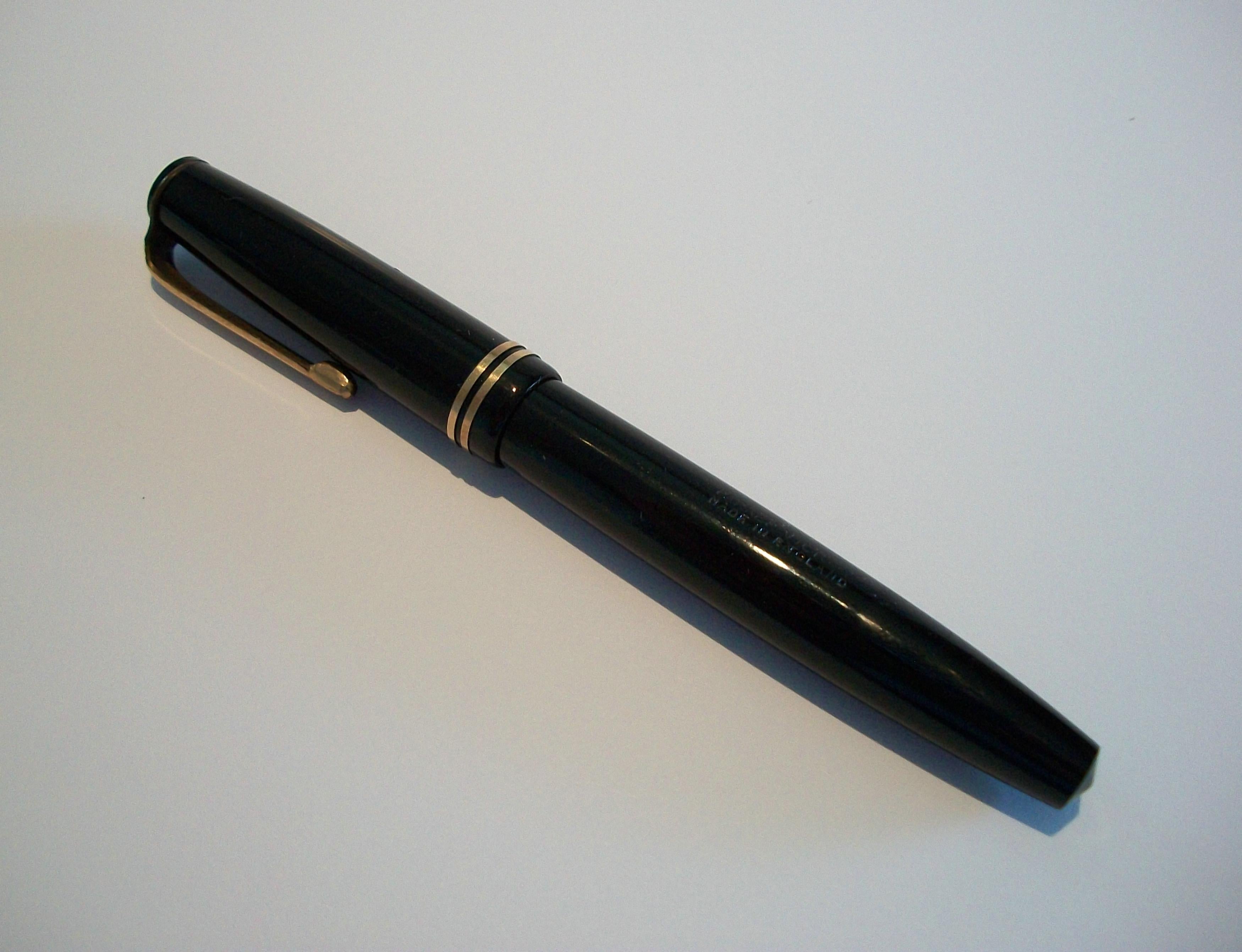 PARKER - VICTORY Model - Stylo plume vintage en plastique noir avec clip doré et double bande sur le capuchon - plume en or jaune 14 carats (Newhaven, Angleterre) - capuchon vissé et zone de recharge au bas du stylo - signé sur le clip et la plume,