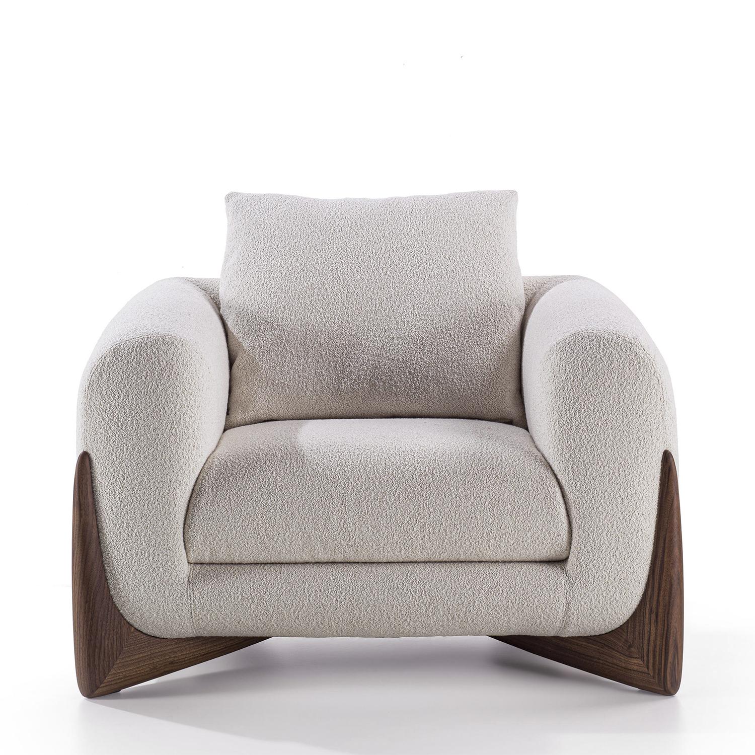 Armchair Parklow with structure in poplar plywood and solid
wood with elastic belts, upholstered and covered with bouclé
fabric fixed in leather, removable fabric, padding is in crush-proof
polyurethane foam with different densities. With seat