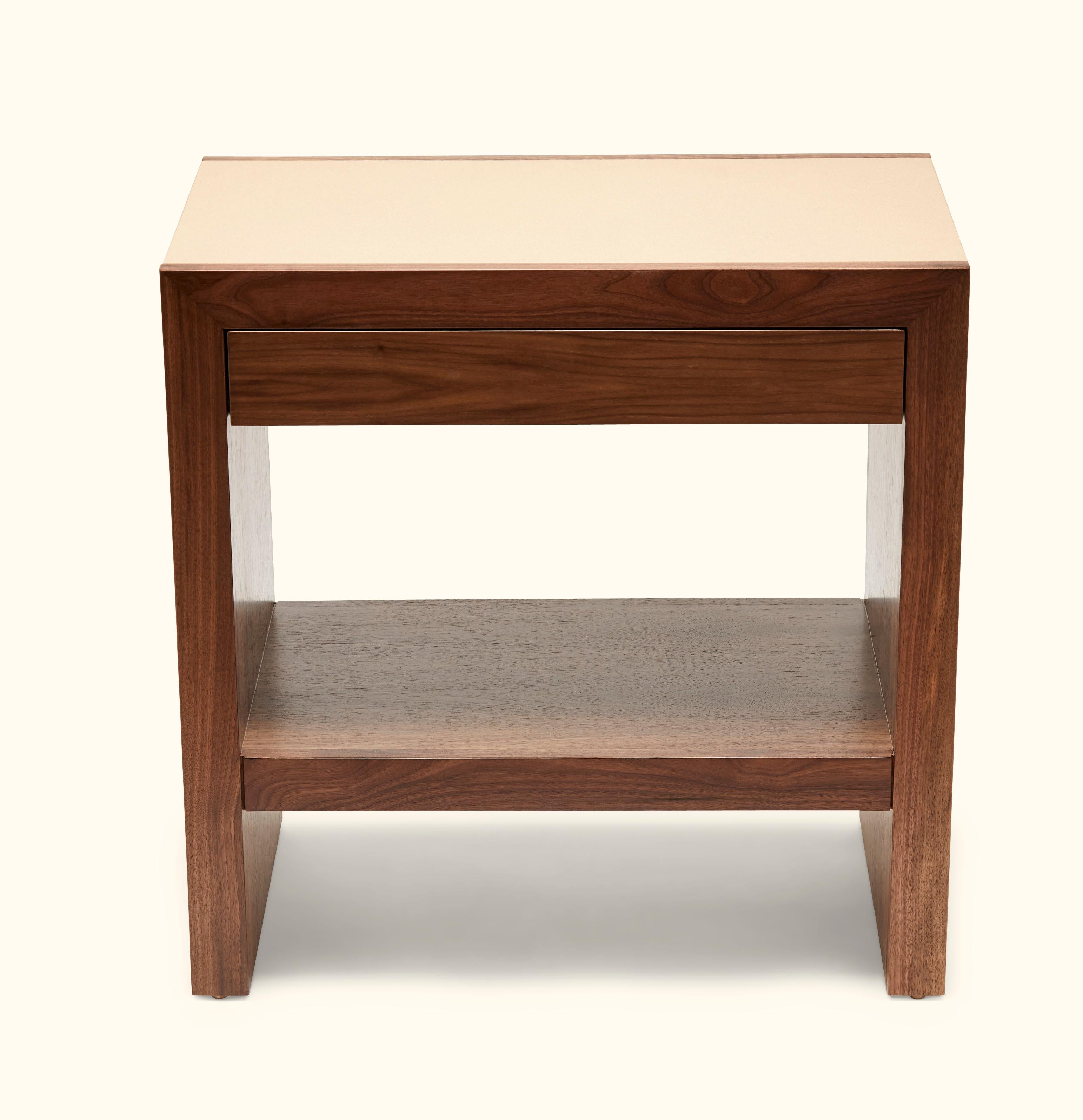 La table de nuit Parkman présente une forme en cascade de style Parsons avec du liège sur le dessus et les côtés et un tiroir. Disponible en noyer et chêne américain et en 5 couleurs de liège différentes. Montré ici en noyer naturel et bouchon de