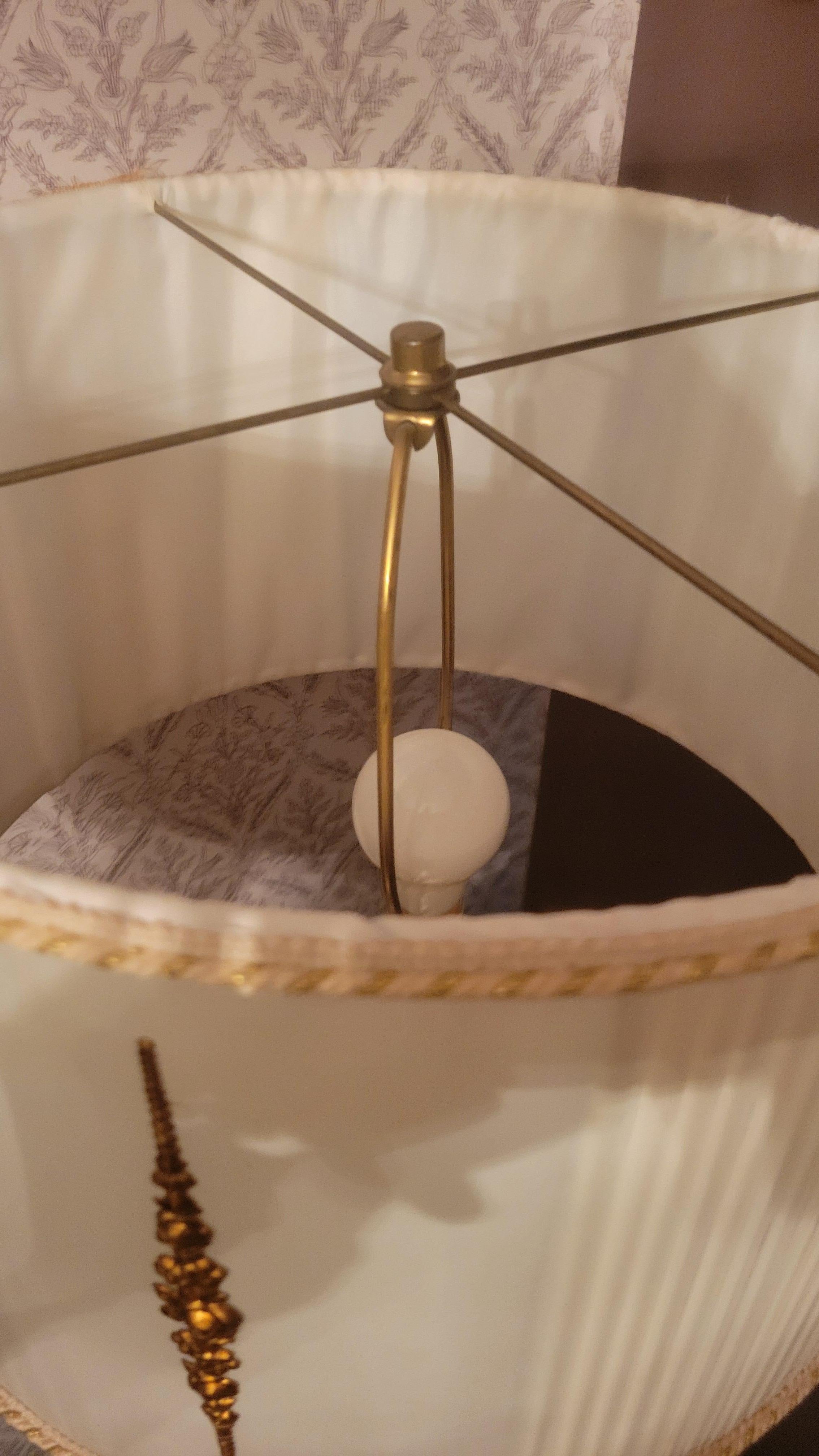 Lampada da salotto con finitura oro/argento anticato e paralume bianco - altezza 36 in vendita 4