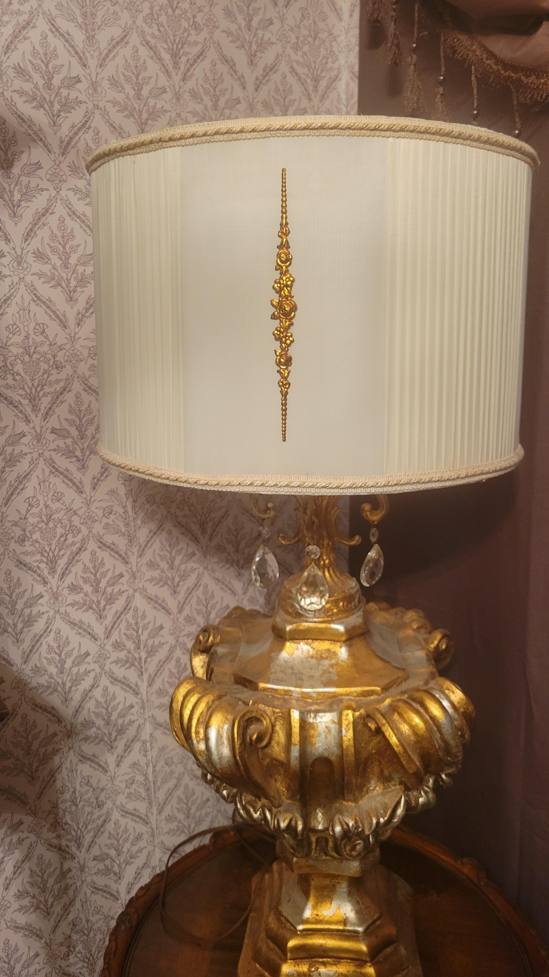 Lampada da salotto con finitura oro/argento anticato e paralume bianco - altezza 36 in vendita 7