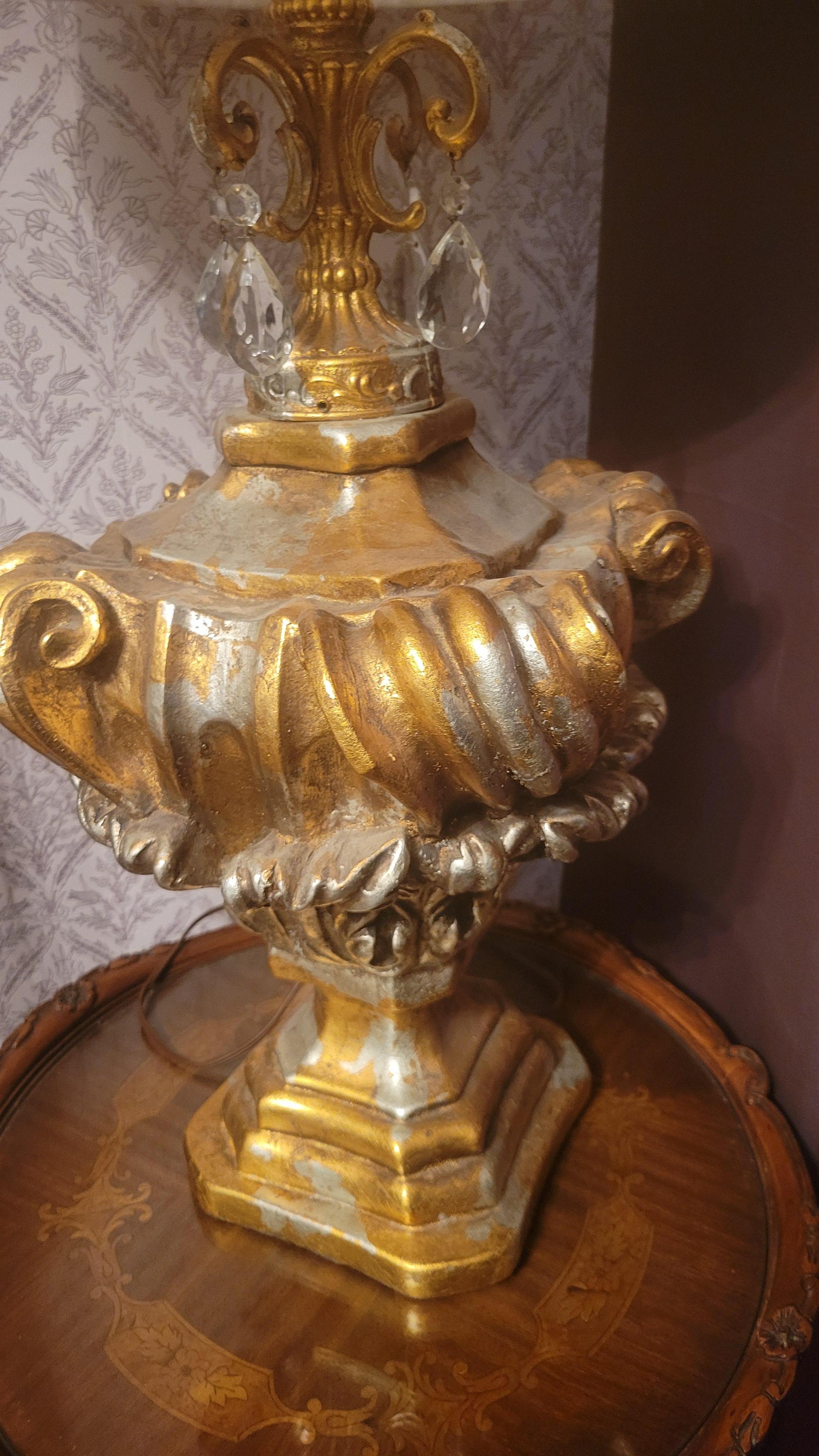 Lampada da salotto con finitura oro/argento anticato e paralume bianco - altezza 36 in vendita 1