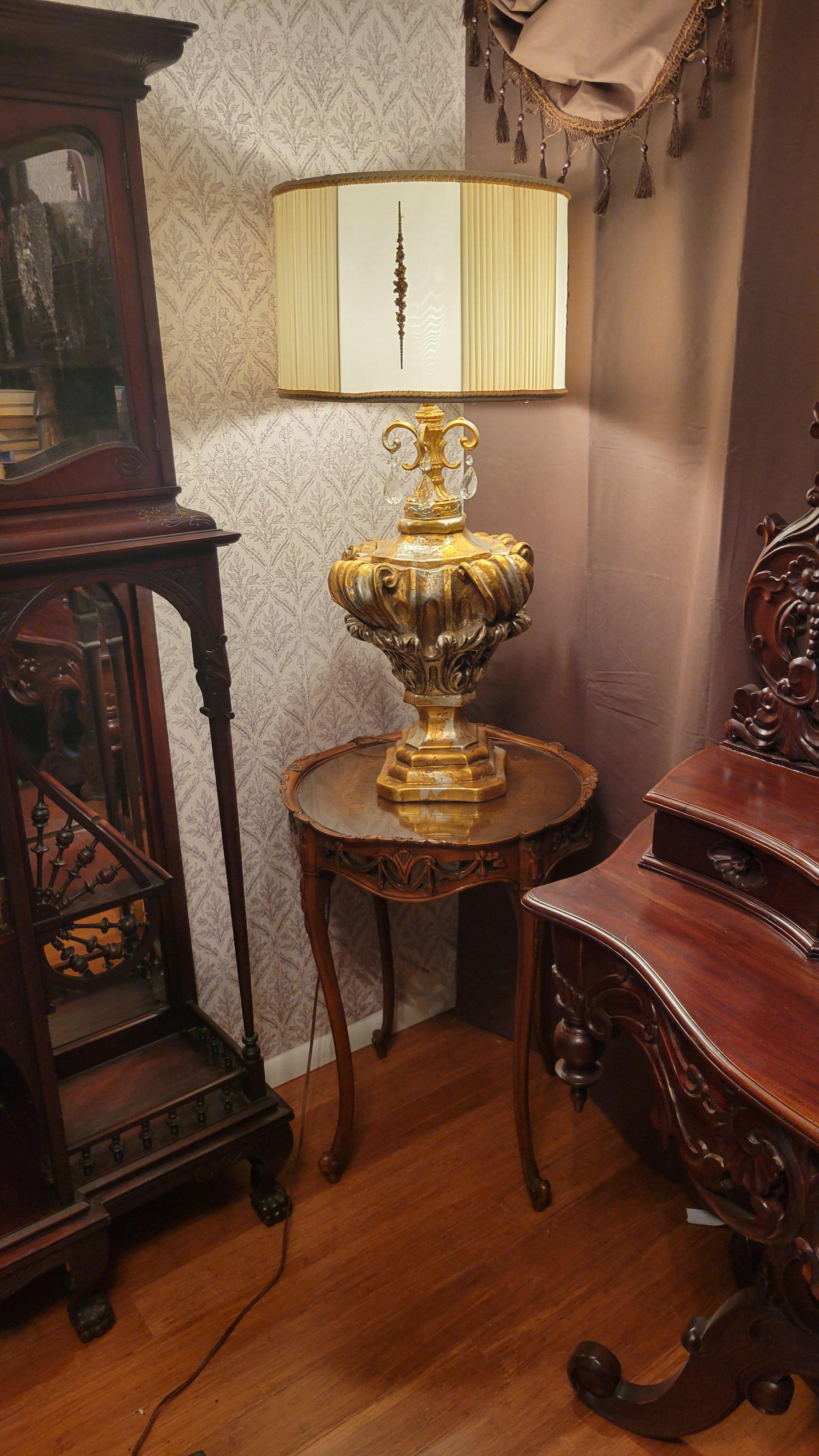 Lampada da salotto con finitura oro/argento anticato e paralume bianco - altezza 36 in vendita 3