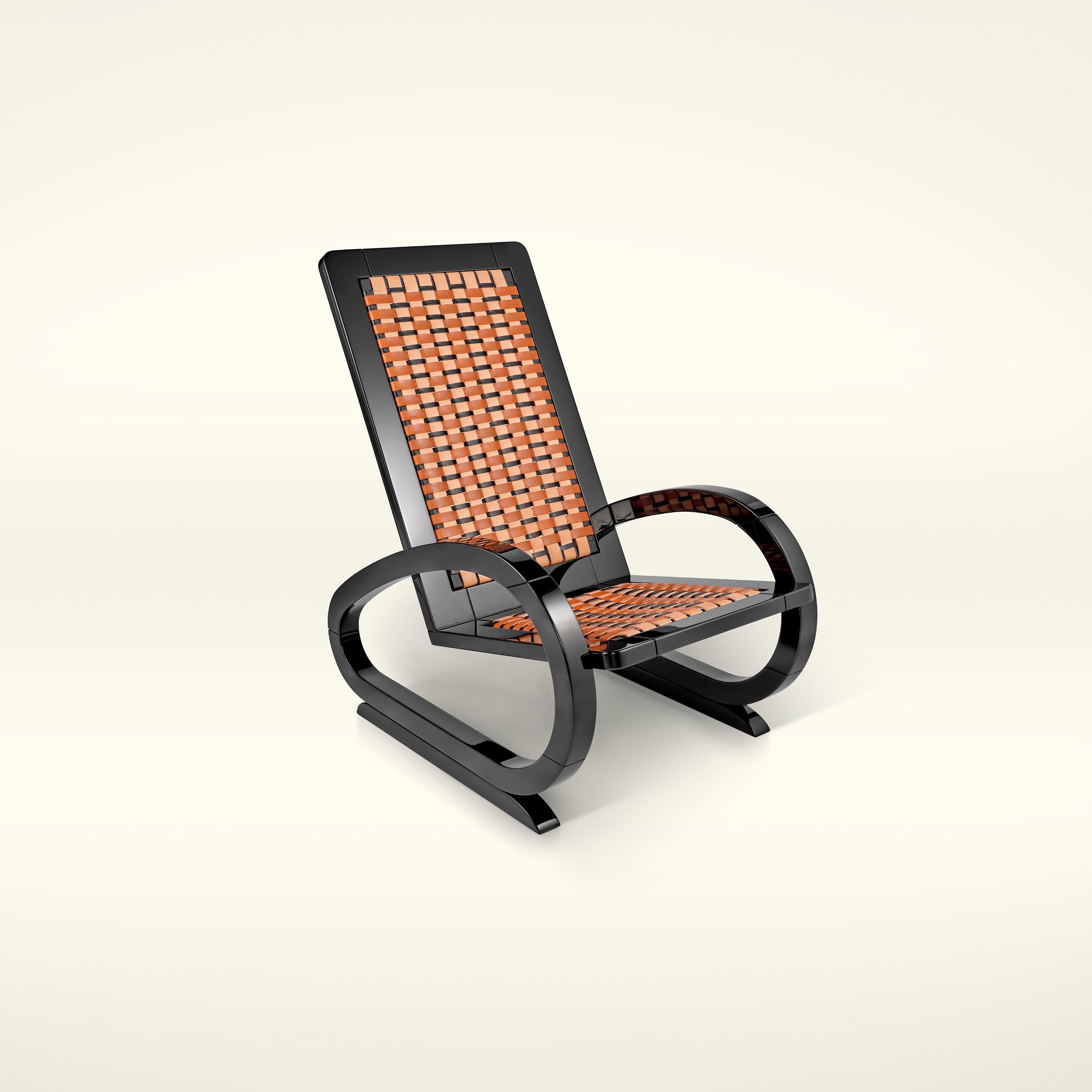 Parma Armchair è un progetto di Collaboration con il marchio Uniqka. La poltrona si ispira agli scudi utilizzati dall'esercito romano. Il suo corpo in rete di pelle è realizzato a mano e progettato da Uniqka, completato da una cornice laccata nero
