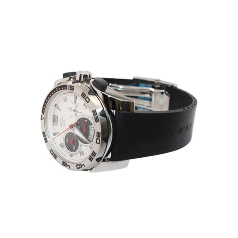 Matériaux : boîtier poli en acier inoxydable de 42 mm, lunette tournante polie sur un bracelet en caoutchouc avec boucle déployante
Cadran : Argent avec lignes horizontales, sous-cadrans du chronographe
Fonctions : Chronogrpah automatique, date,