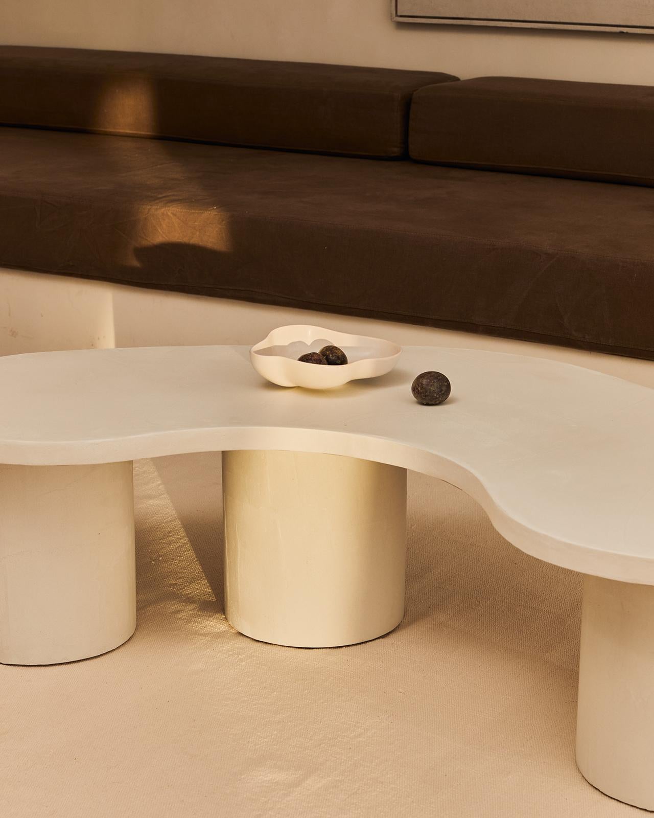 Fabriquée à la main en Espagne par des artisans experts, cette table de salle à manger de forme ovale de Marlot Baus allie un design intemporel à un savoir-faire moderne. Chaque pièce est fabriquée avec soin en utilisant notre technique de