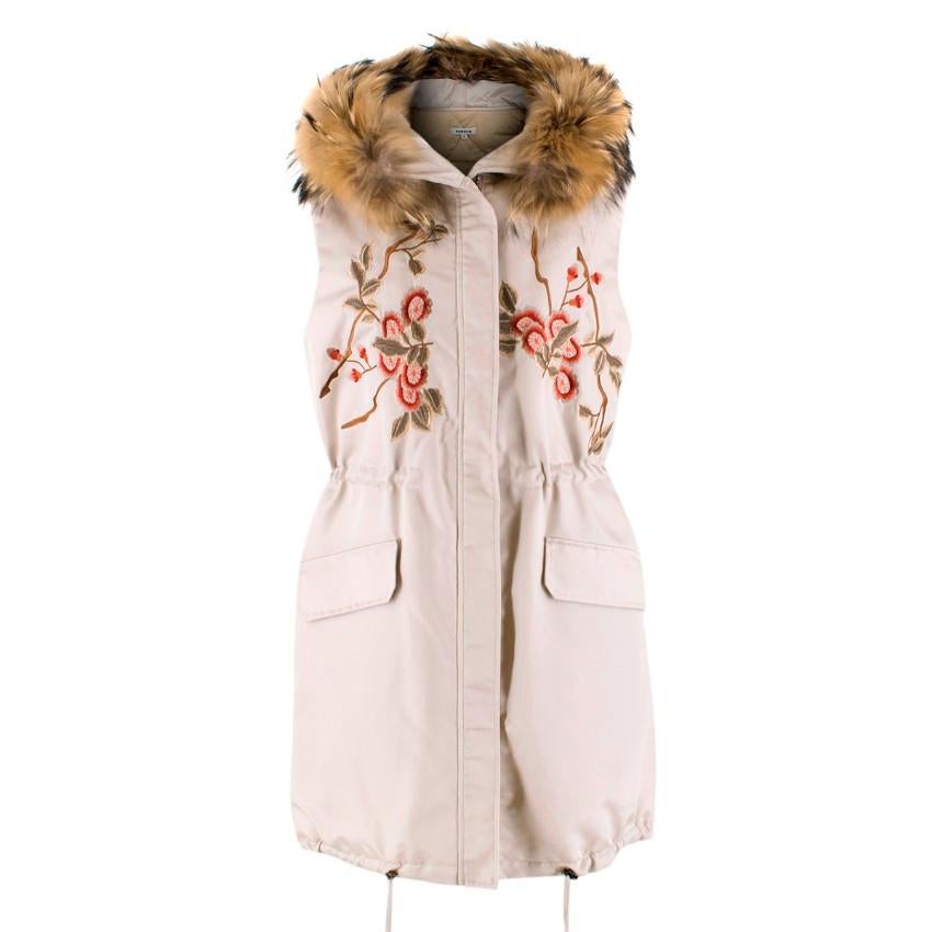 P.A.R.O.S.H. Floral Embroidered Gilet with Fur Trim

-Beige puffer jacket with red floral embroidery
-Zip closure
-Two front pockets
-Hood with marmot fur trim
-Toggle adjustment at the hemline and waist
- Marmot fur with polyamide and