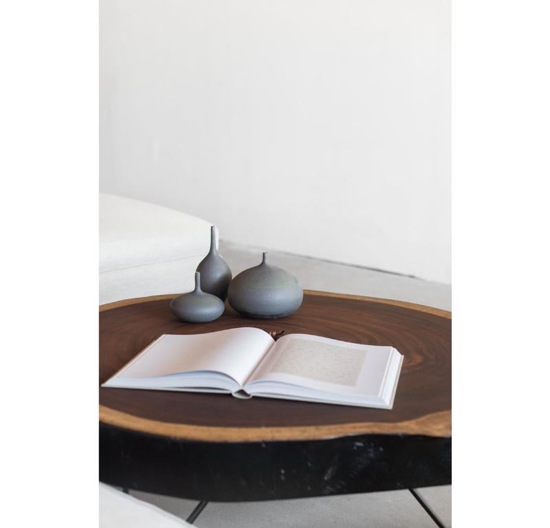 Parota Couchtisch mit lebendiger Kante von Croft House (Handgefertigt) im Angebot