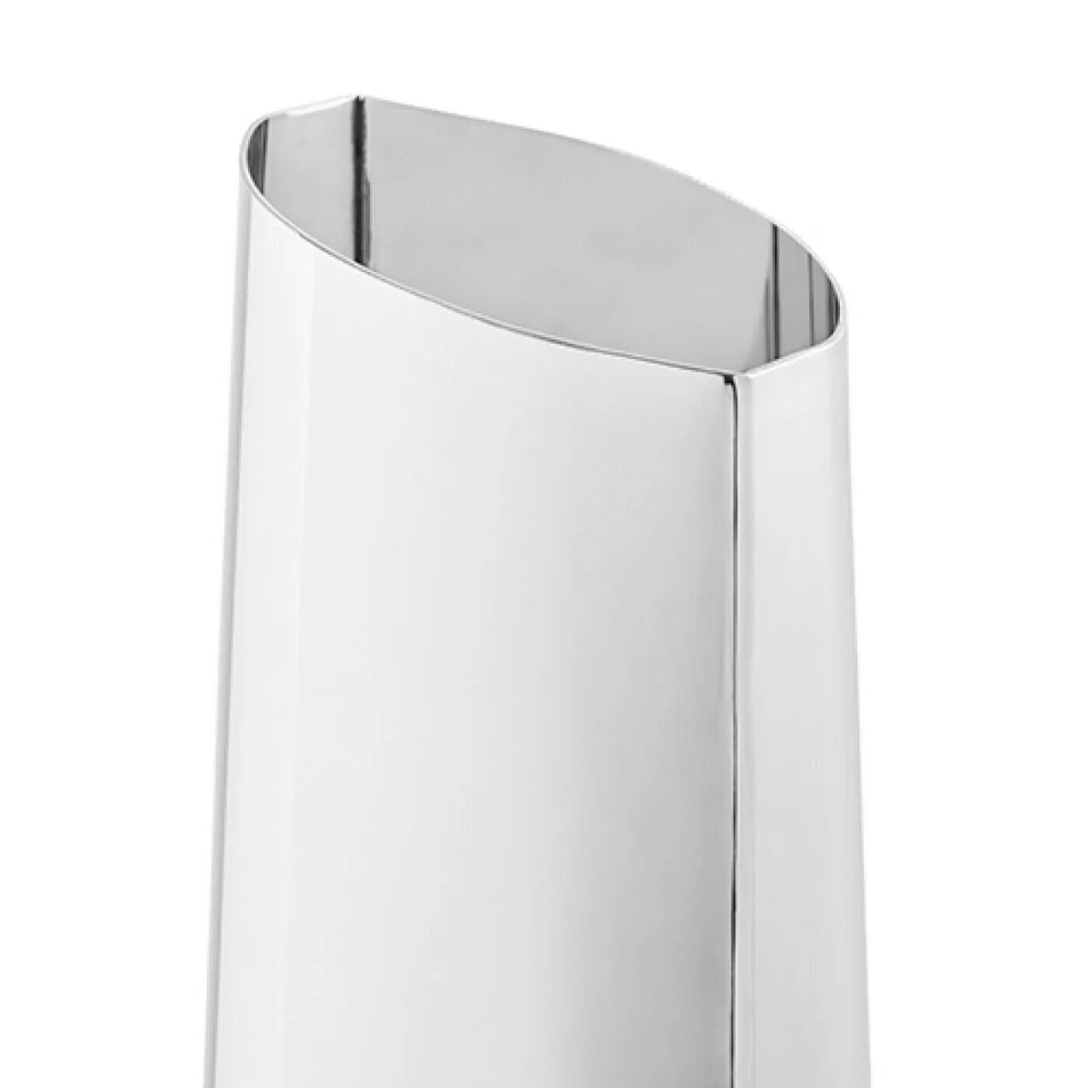 Vaso Parova L85 di Zieta
Dimensioni: P 13 x L 19 x H 85 cm.
Materiali: Acciaio inossidabile lucidato.

L'obiettivo principale di Zietas è quello di offrire unicità e personalizzazione nel design e nelle costruzioni, mantenendo la produzione, il