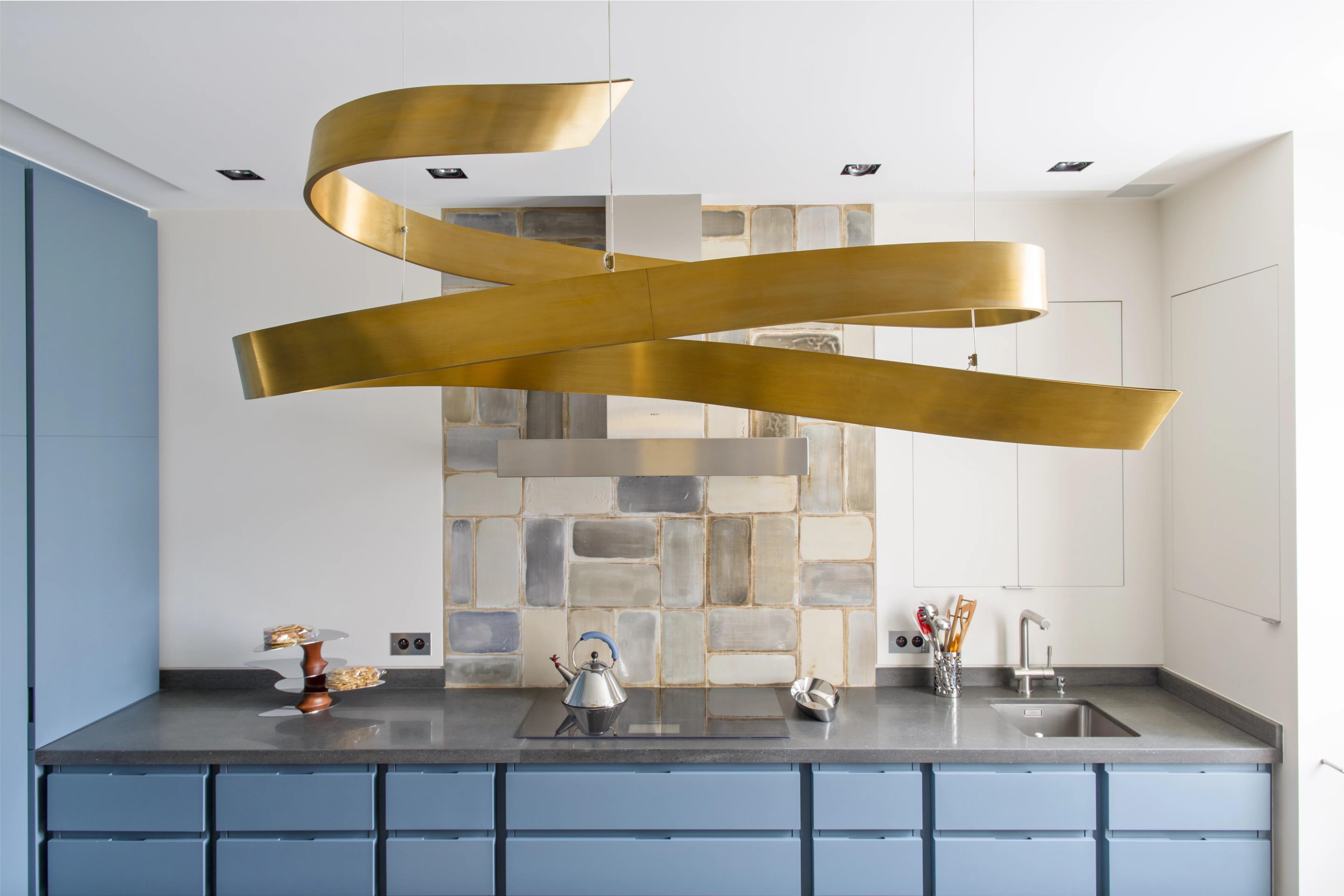 Luminaria Parques Ribbon de Emilie Lemardeley
Dimensiones: P 135 x An 70 x Al 47 cm
Materiales: Metal, acabado dorado.

La pátina puede ser de bronce, oro (hojas de oro amarillo o blanco) o plata.

Esta gama de iluminación hace referencia al curso