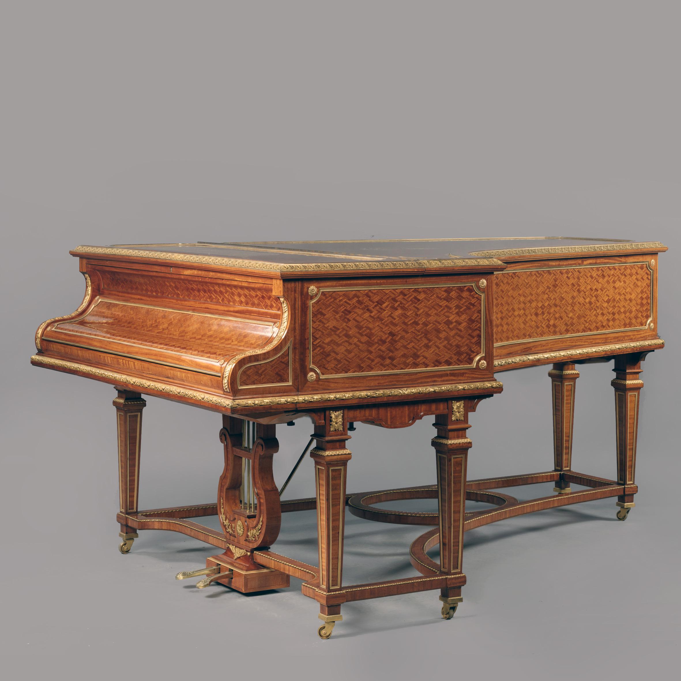 Un important piano à queue en marqueterie de parquet monté en bronze doré, par François Linke, le Mouvement par Erard. 

Signé 'F.Linke' sur la moulure du couvercle du clavier
Signé 'Erard - Paris' sur le couvercle du clavier
La table d'harmonie