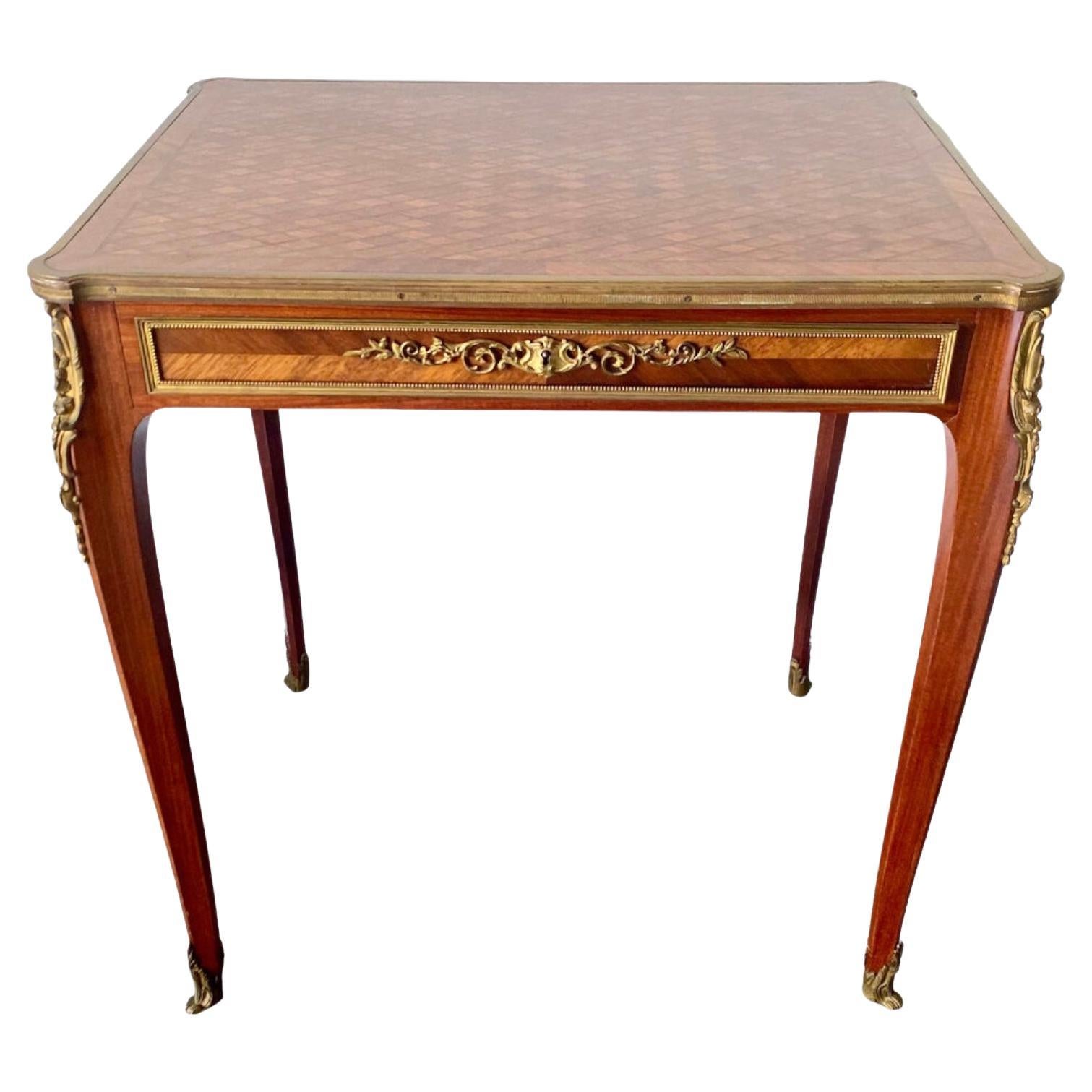 Parkett-Schreibtisch mit Intarsien im Louis-XVI.-Stil im Angebot