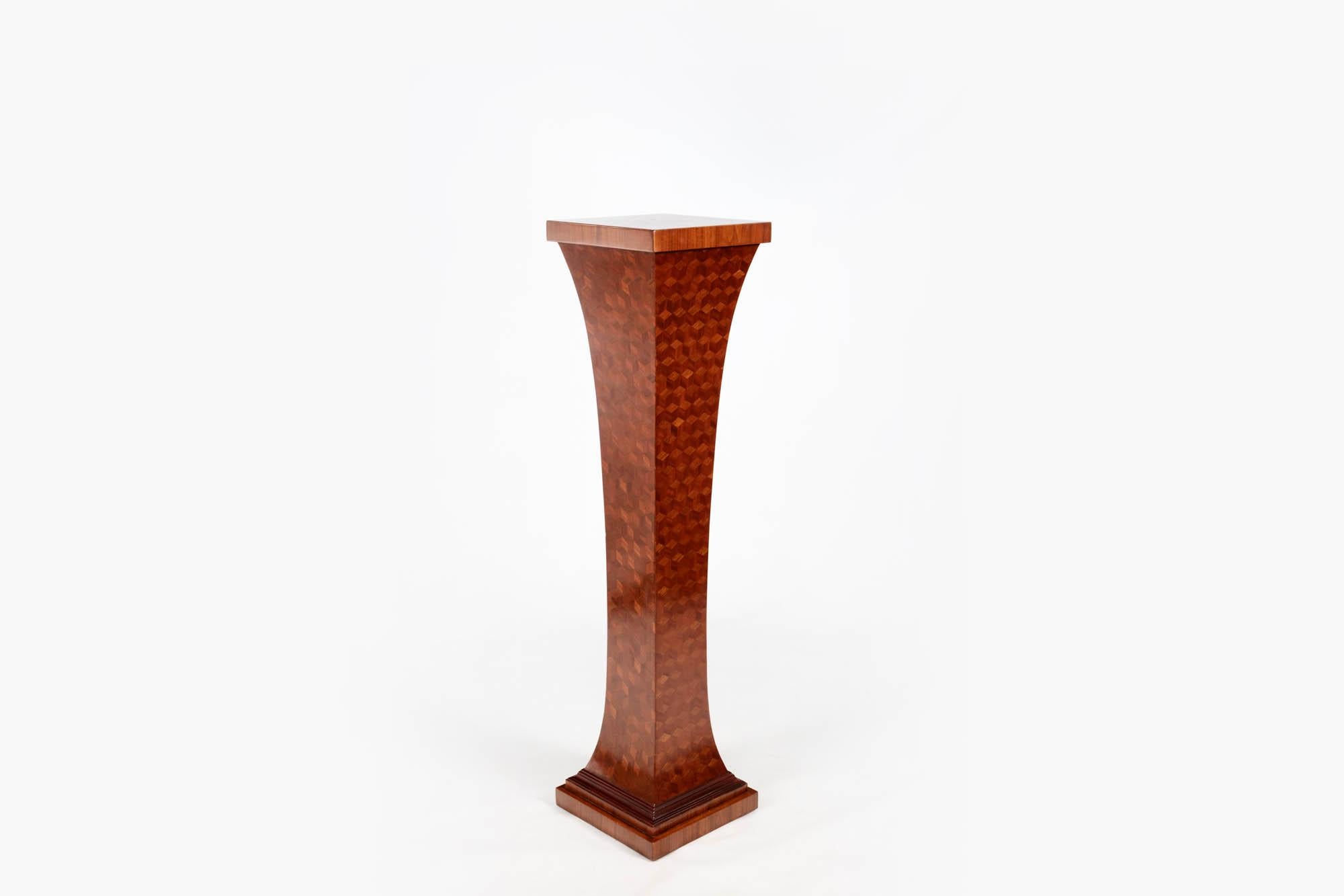 1930er Jahre Parkettsockel mit Würfelformen in Trompe-l'Oeil-Technik.

Die Parkettierung ist eine dekorative Technik, die in der Holzbearbeitung verwendet wird, um geometrische Muster in Holz zu schaffen.

Die Techniken der Parkettierung gehen