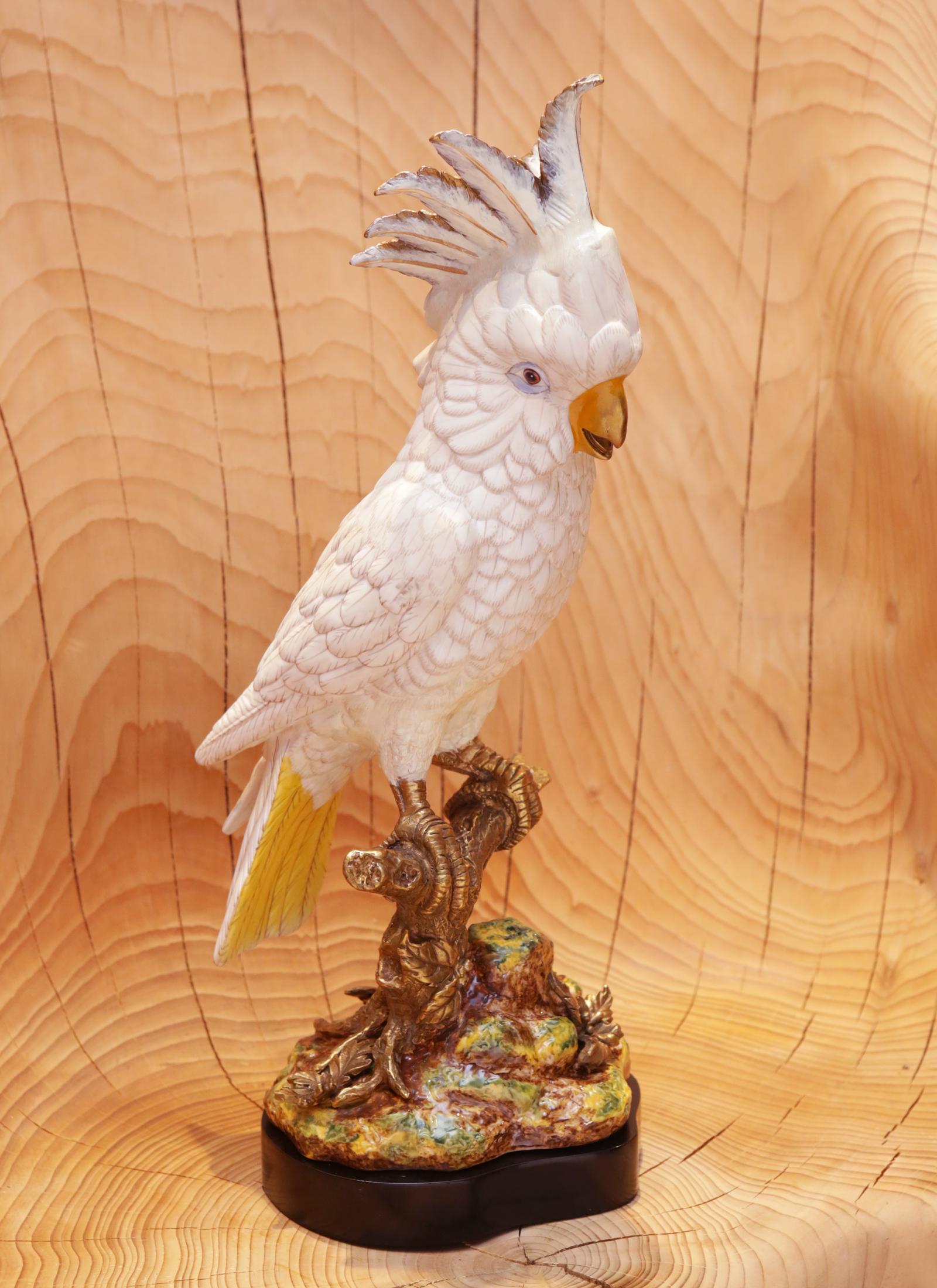 Sculpture parrot and porcelain
made in solid porcelain, hand-painted
finish, on solid bronze and porcelain base.