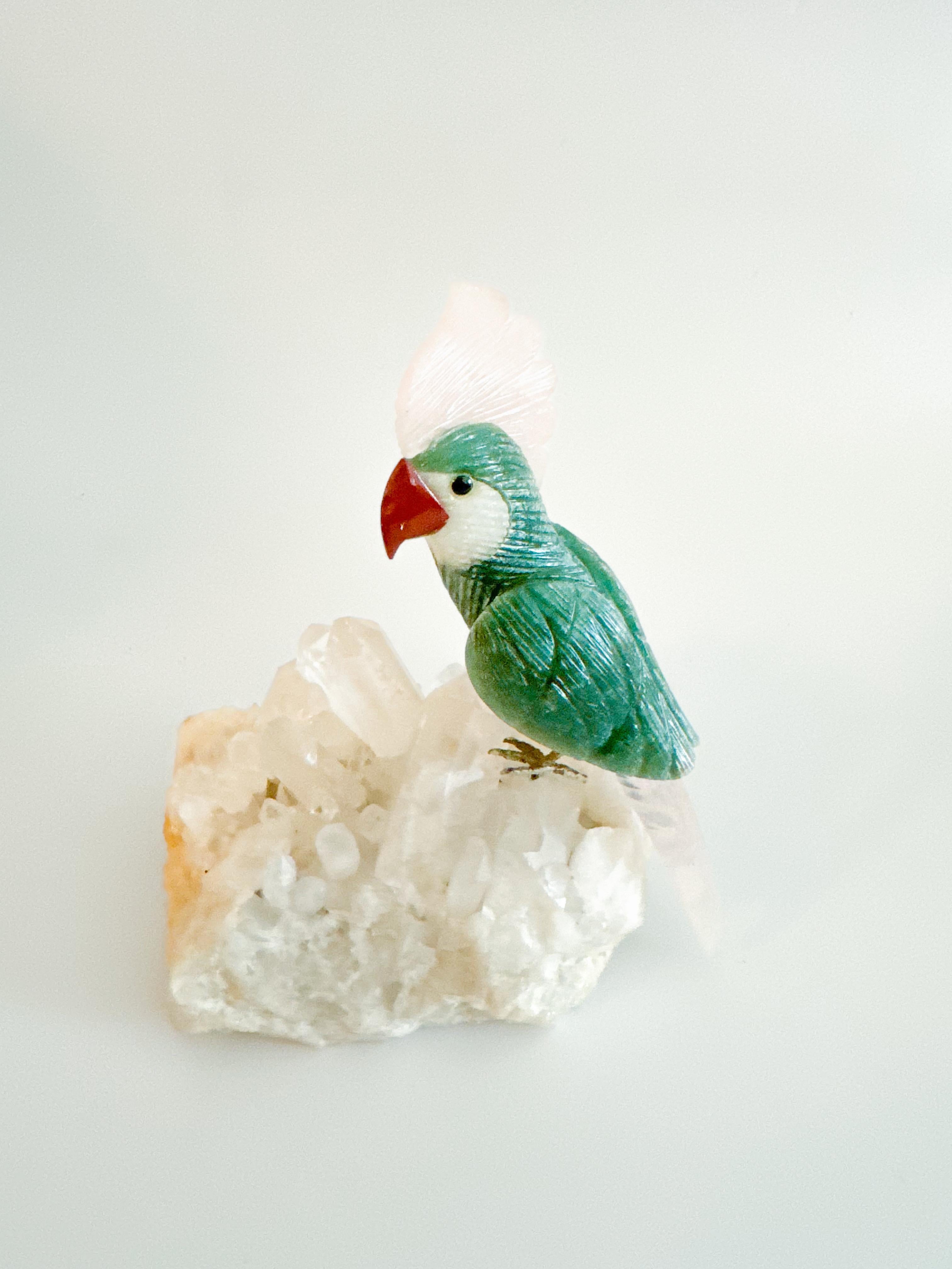 Geschnitzte Papagei-Vogel-Skulptur aus Stein auf Bergkristall, Quarz und Amethyst Brasilien 2