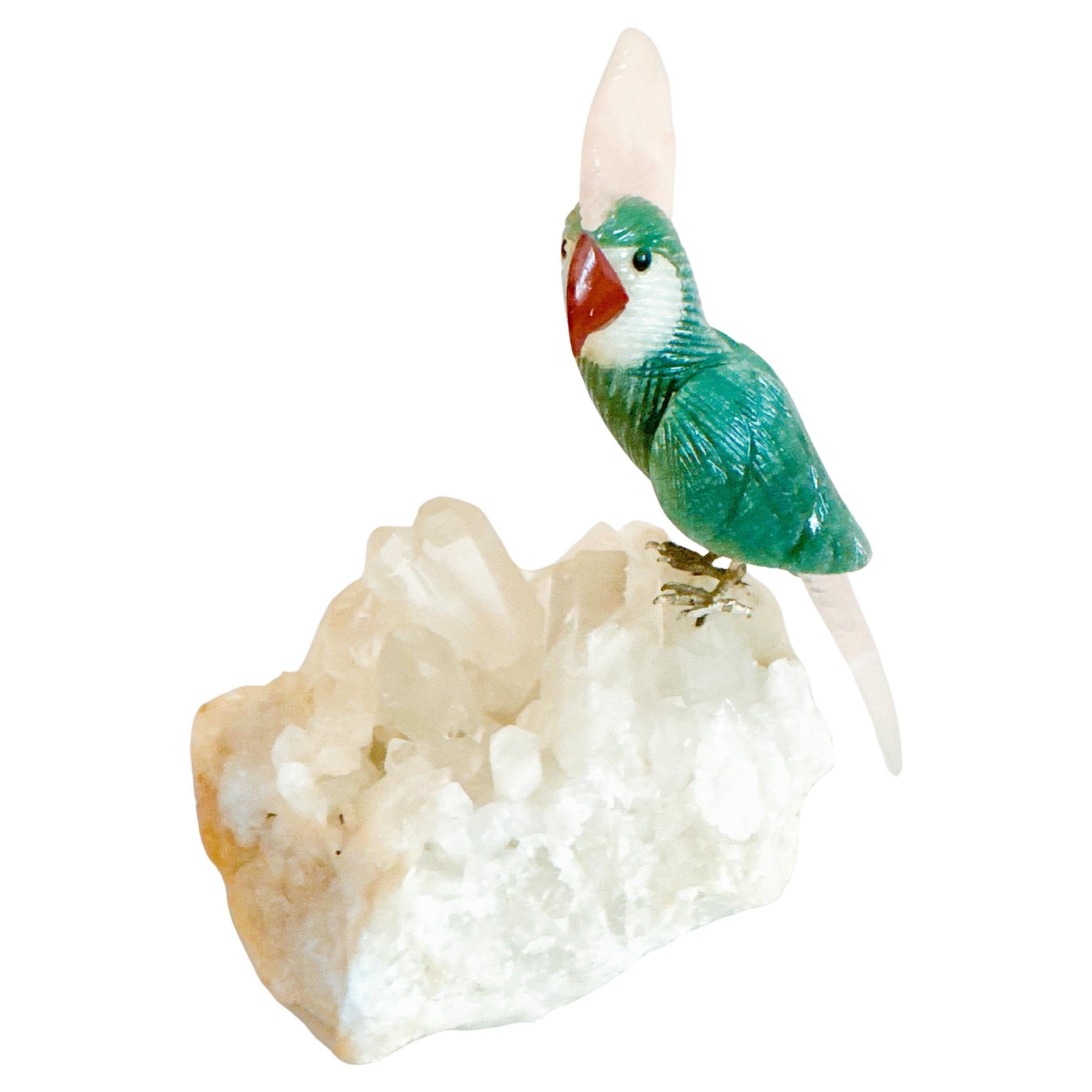 Diese atemberaubende, handgeschnitzte Papageien-Skulptur aus Stein ist ein echtes Schmuckstück mit einem wunderschön detaillierten Vogel, der auf einem natürlichen Quarzkristallfelsen hockt. Der in Brasilien gefertigte Papagei präsentiert sich in