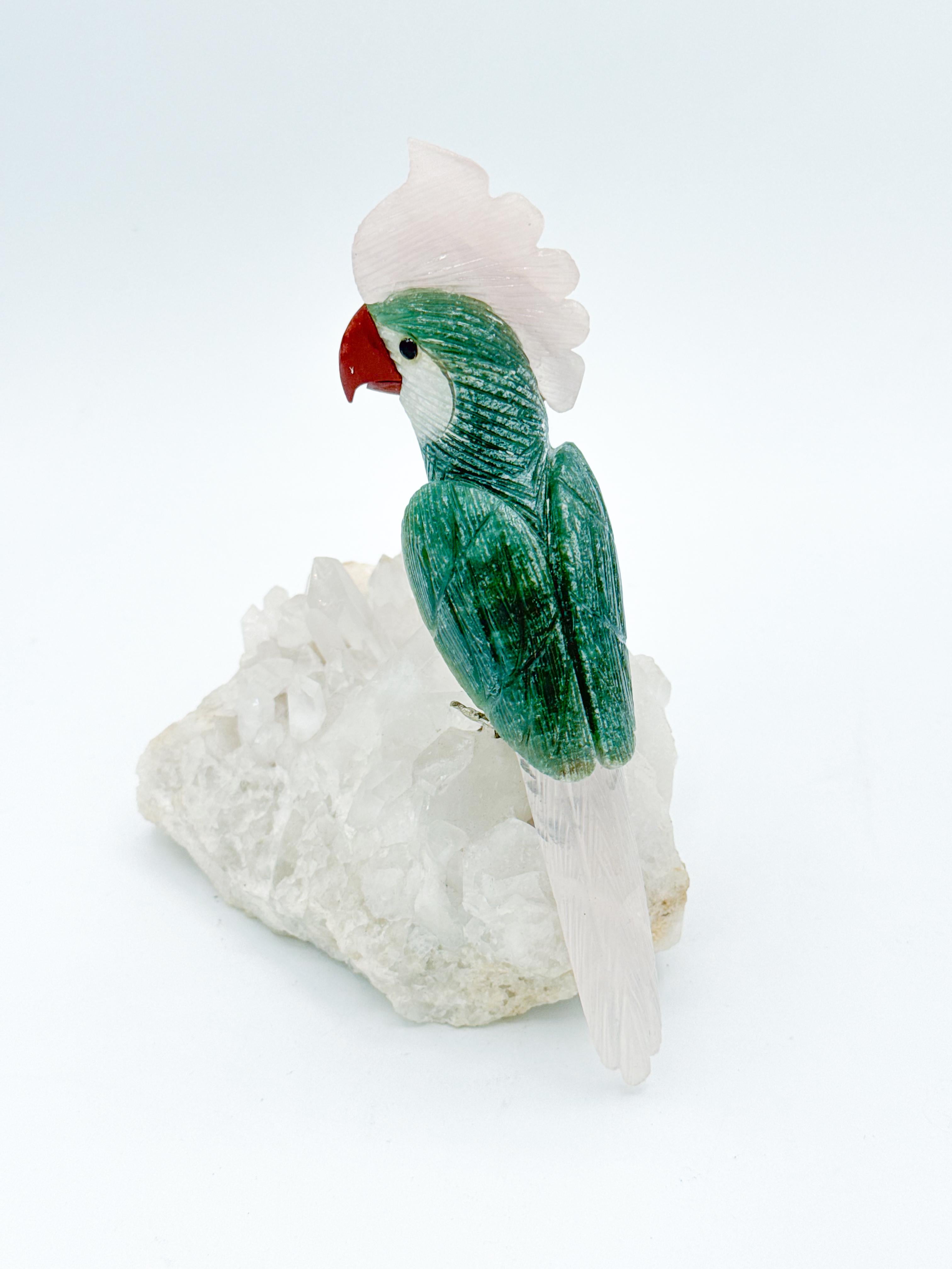 Geschnitzte Papagei-Vogel-Skulptur aus Stein auf Bergkristall, Quarz und Amethyst Brasilien (Moderne der Mitte des Jahrhunderts)