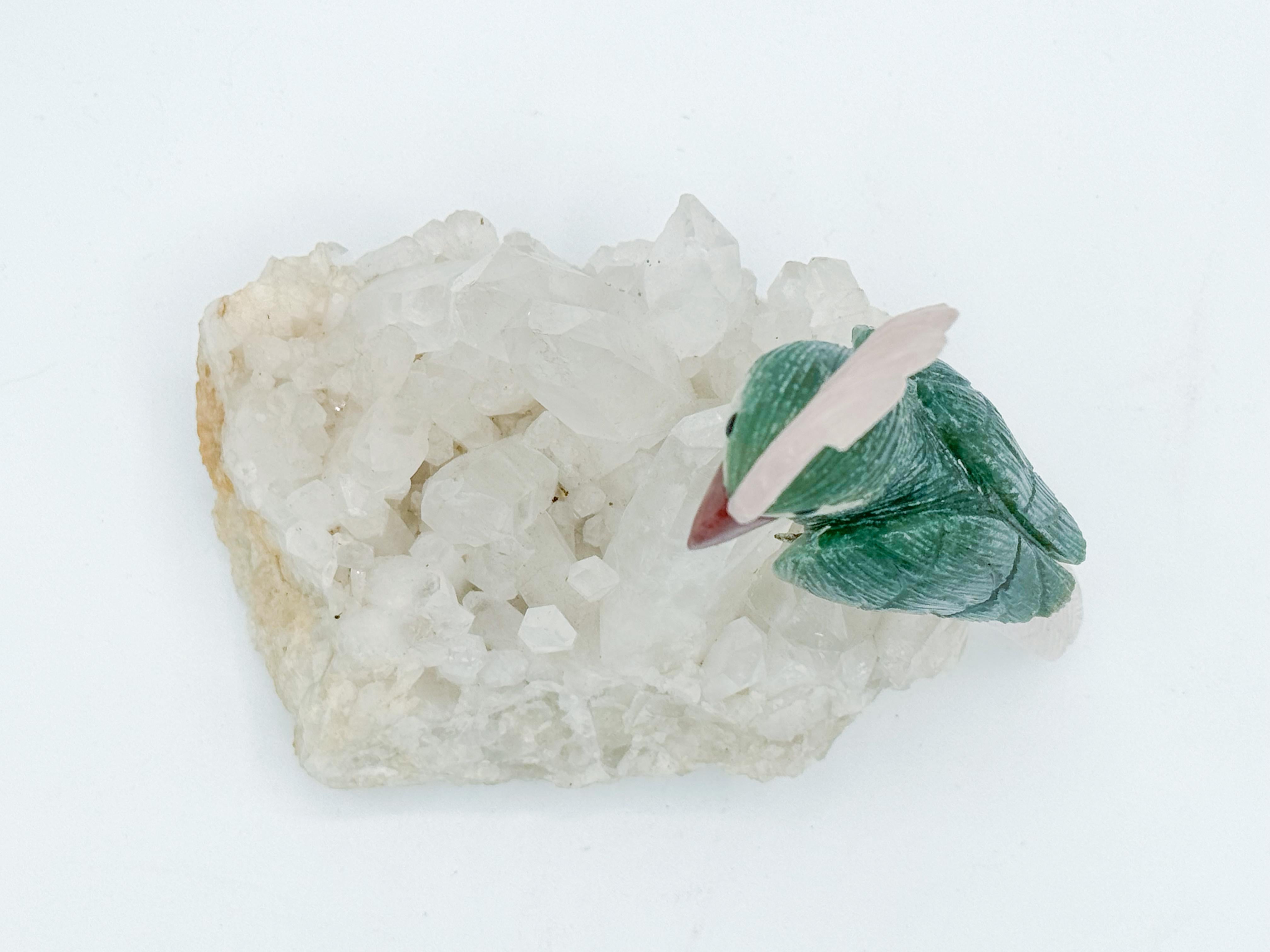Geschnitzte Papagei-Vogel-Skulptur aus Stein auf Bergkristall, Quarz und Amethyst Brasilien (Brasilianisch)