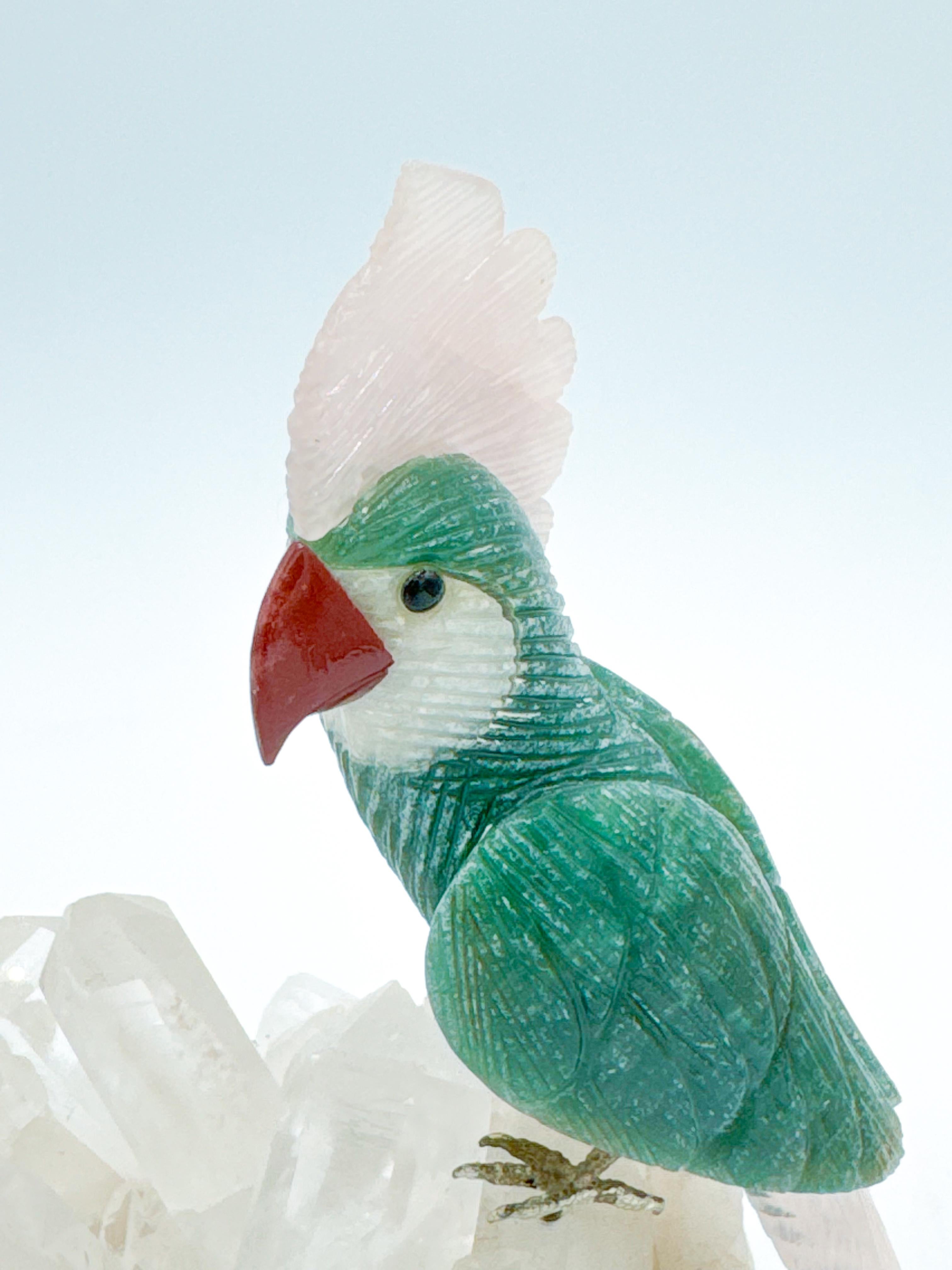 Geschnitzte Papagei-Vogel-Skulptur aus Stein auf Bergkristall, Quarz und Amethyst Brasilien (Handgeschnitzt)