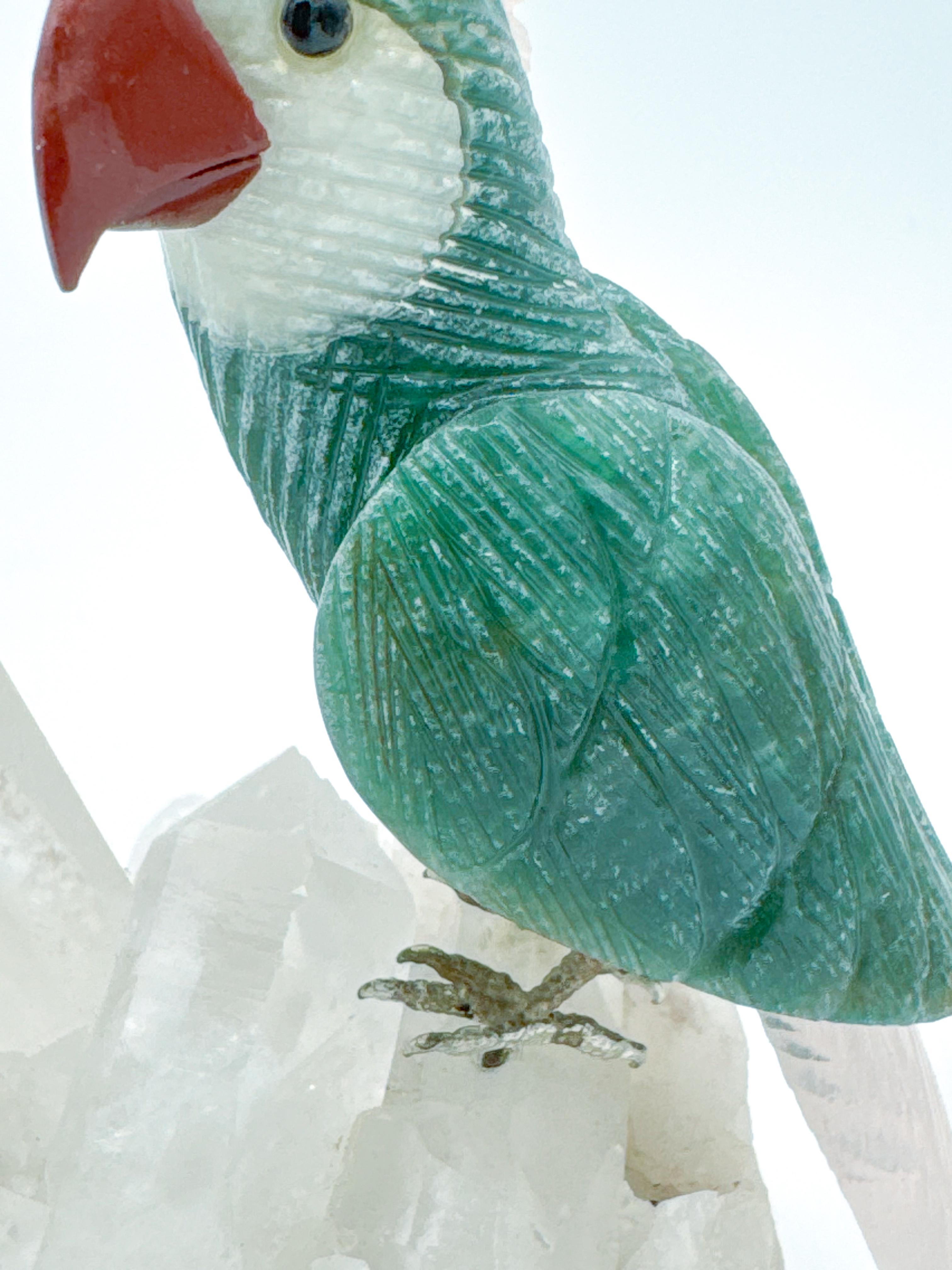 Geschnitzte Papagei-Vogel-Skulptur aus Stein auf Bergkristall, Quarz und Amethyst Brasilien im Zustand „Gut“ in Toronto, CA