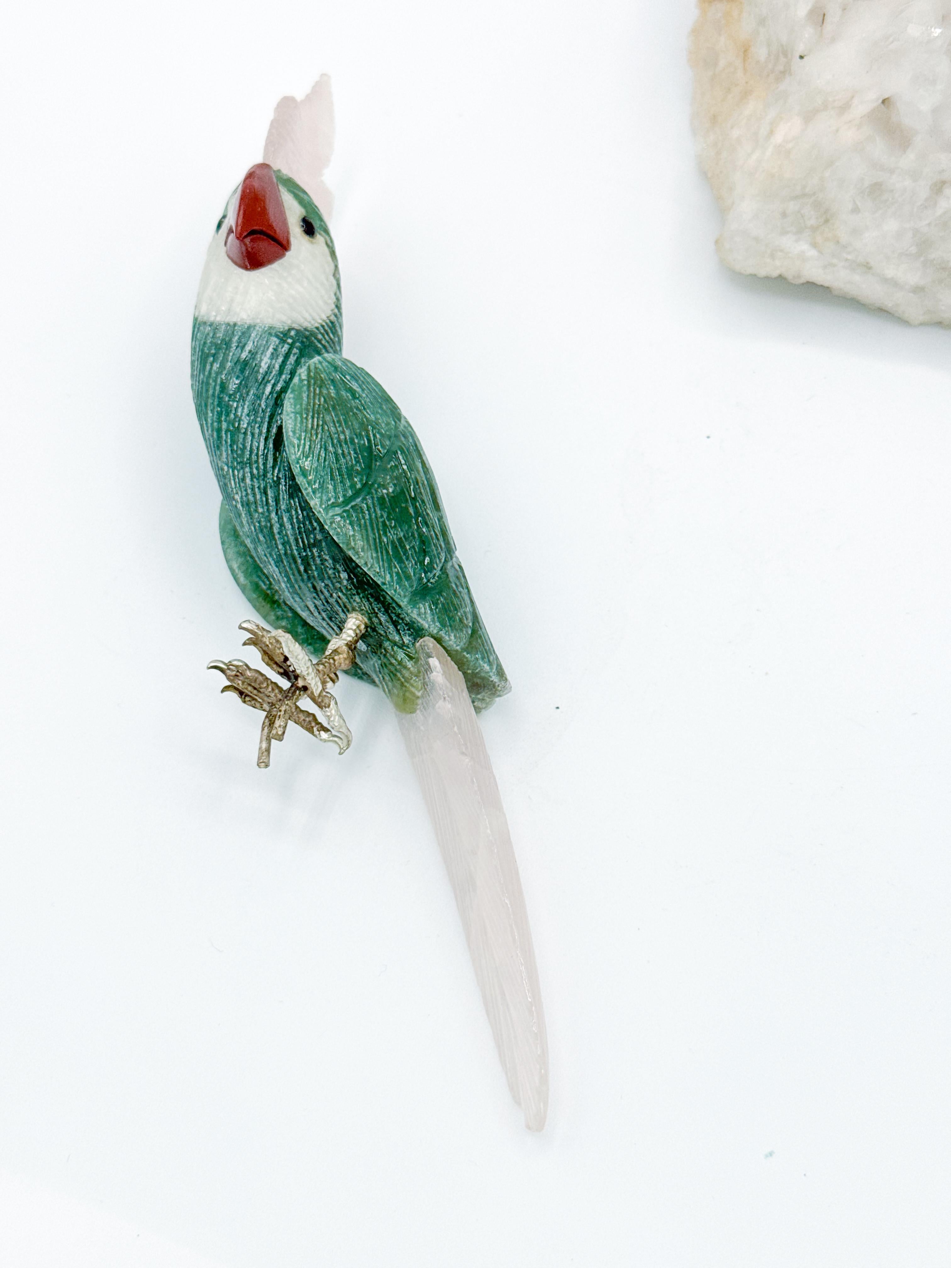 Geschnitzte Papagei-Vogel-Skulptur aus Stein auf Bergkristall, Quarz und Amethyst Brasilien (20. Jahrhundert)