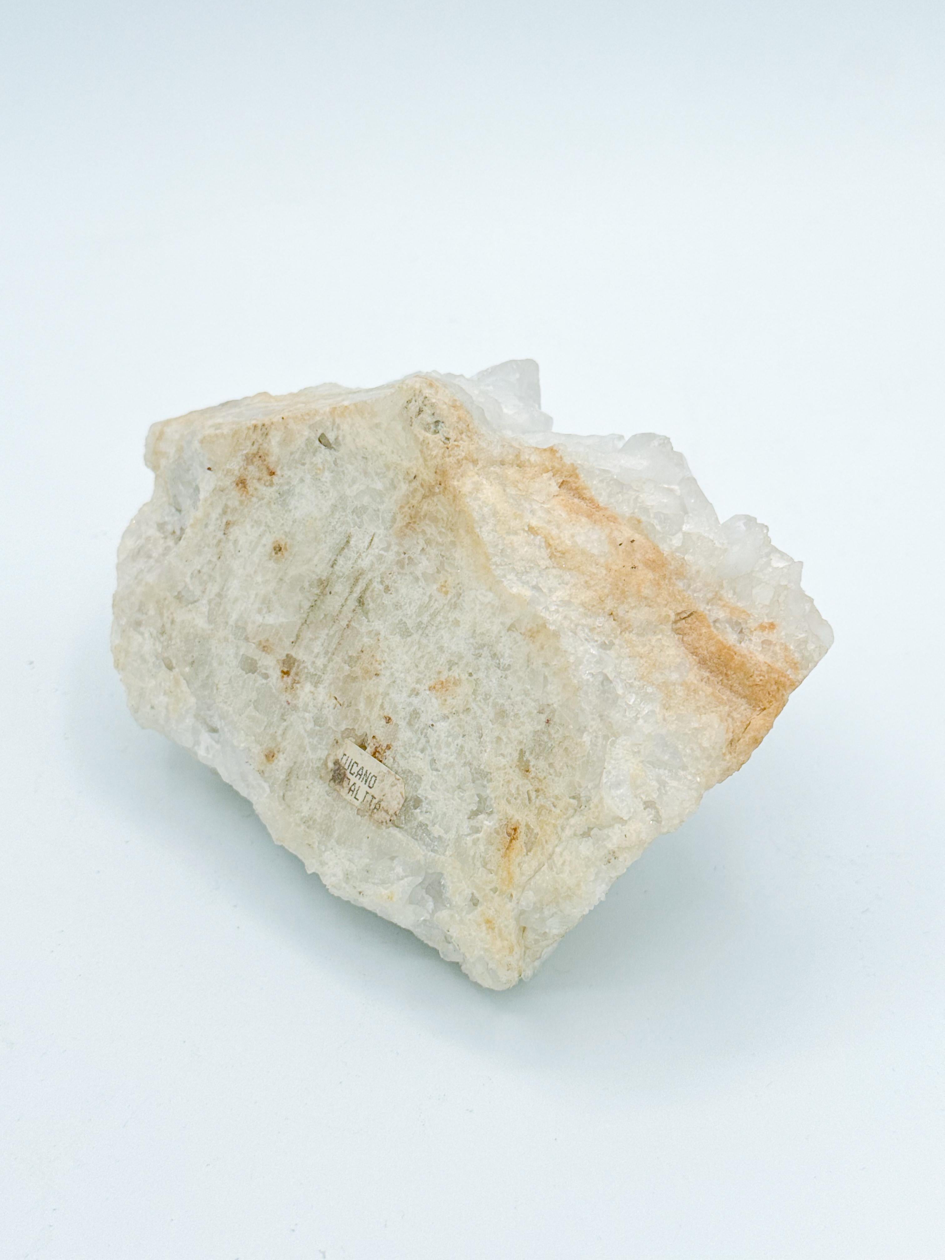 Geschnitzte Papagei-Vogel-Skulptur aus Stein auf Bergkristall, Quarz und Amethyst Brasilien 1