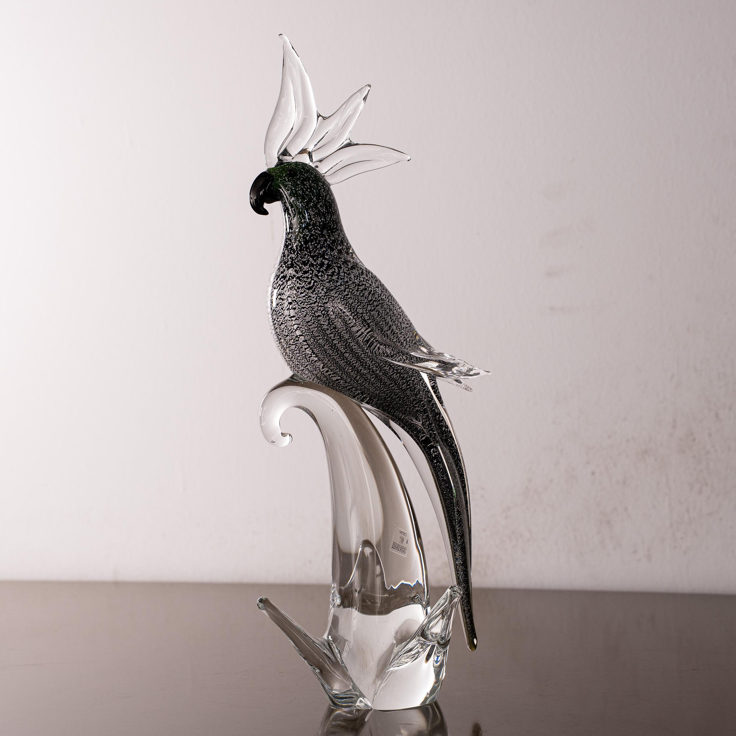 Scultura Pappagallo in vetro di Murano, verde con dettagli in foglia d'argento, di Formia Murano Italia

Dimensioni: L 14 cm x H 38 cm x P 14 cm (L 5,5