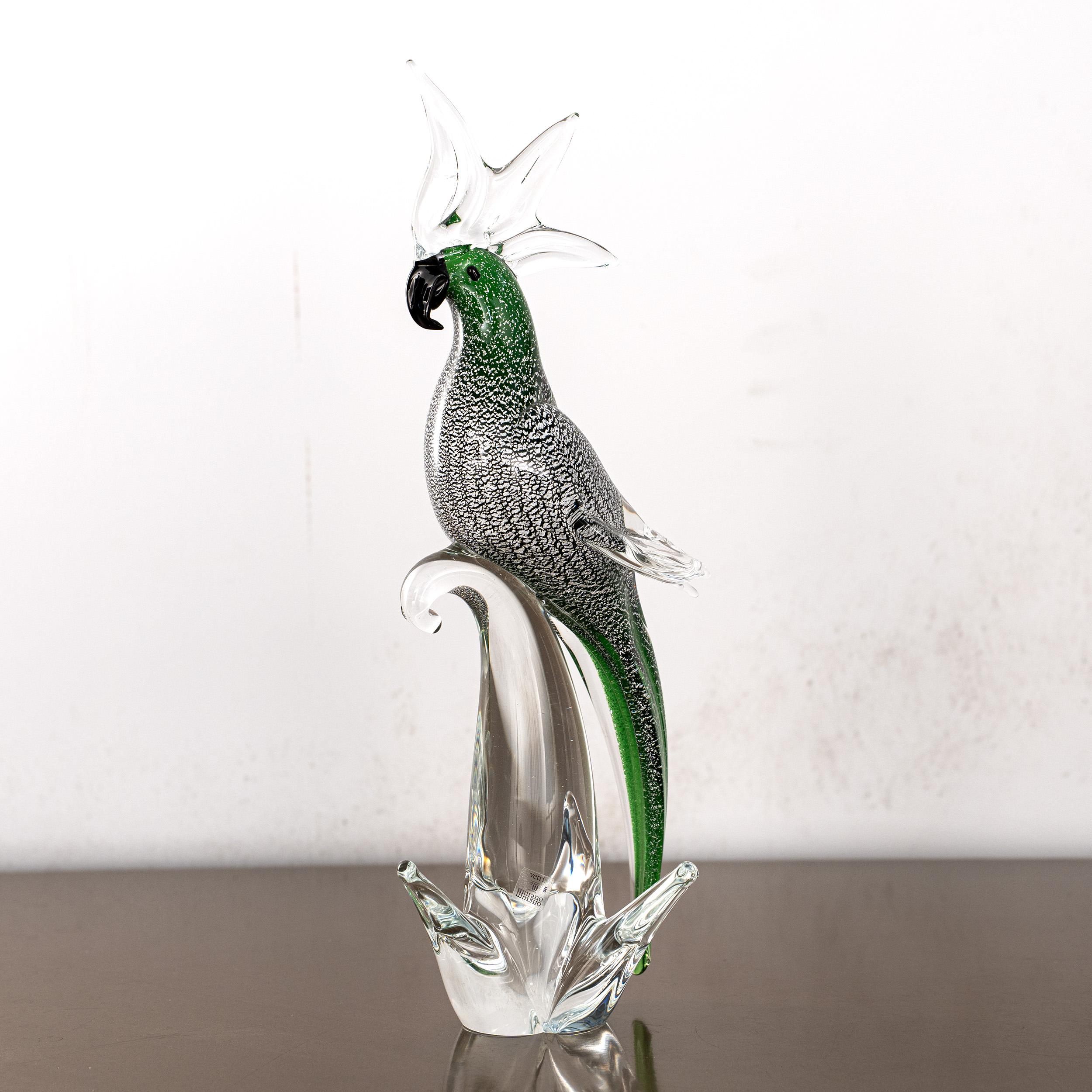 Scultura di pappagallo in vetro di Murano verde con dettagli in foglia d'argento, Italia

Dimensioni: L 15 cm x H 38 cm x P 15 cm (L 5,9