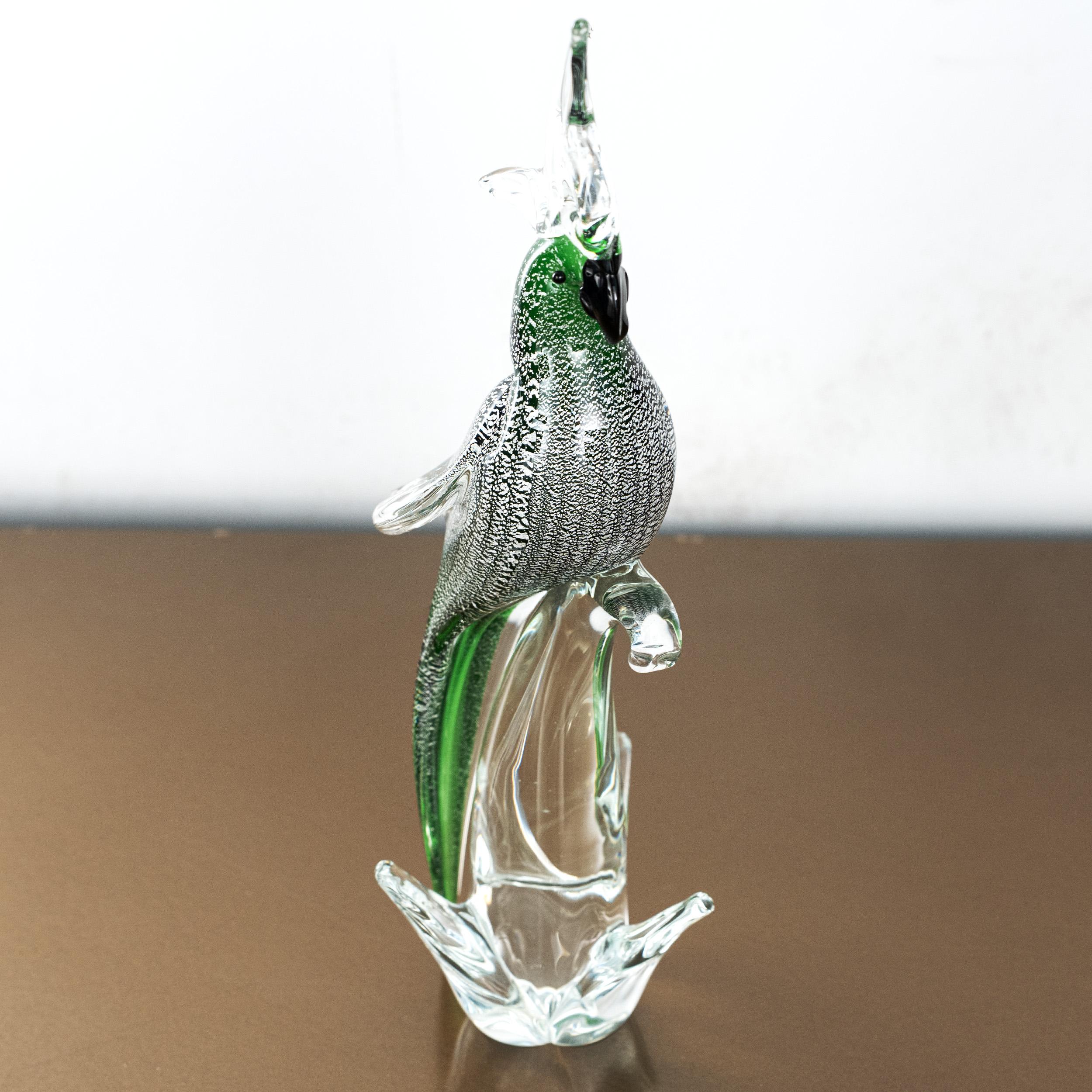 Italiano Uccello pappagallo Scultura in vetro di Murano, foglia d'argento verde Formia Venezia Italia in vendita