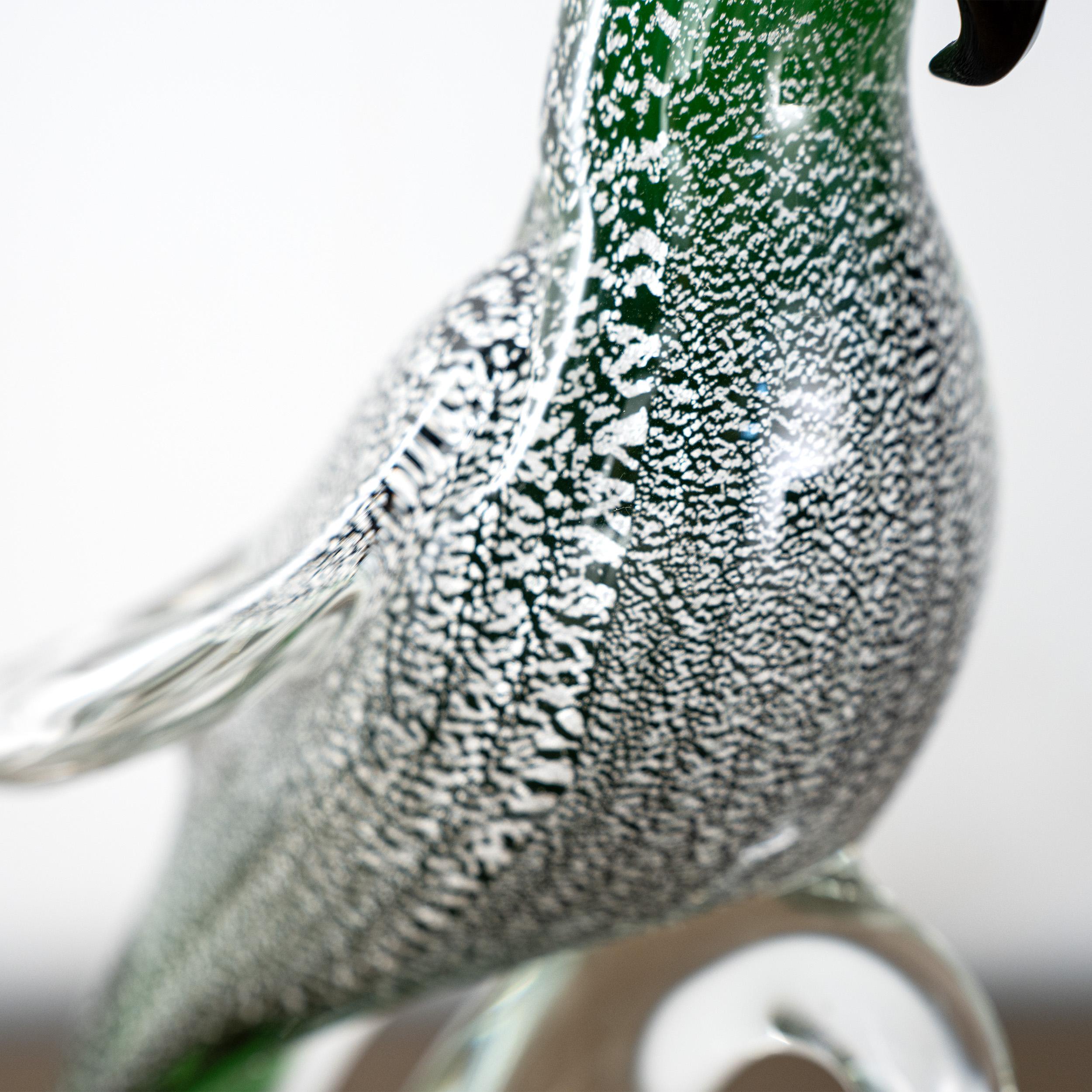 XX secolo Uccello pappagallo Scultura in vetro di Murano, foglia d'argento verde Formia Venezia Italia in vendita