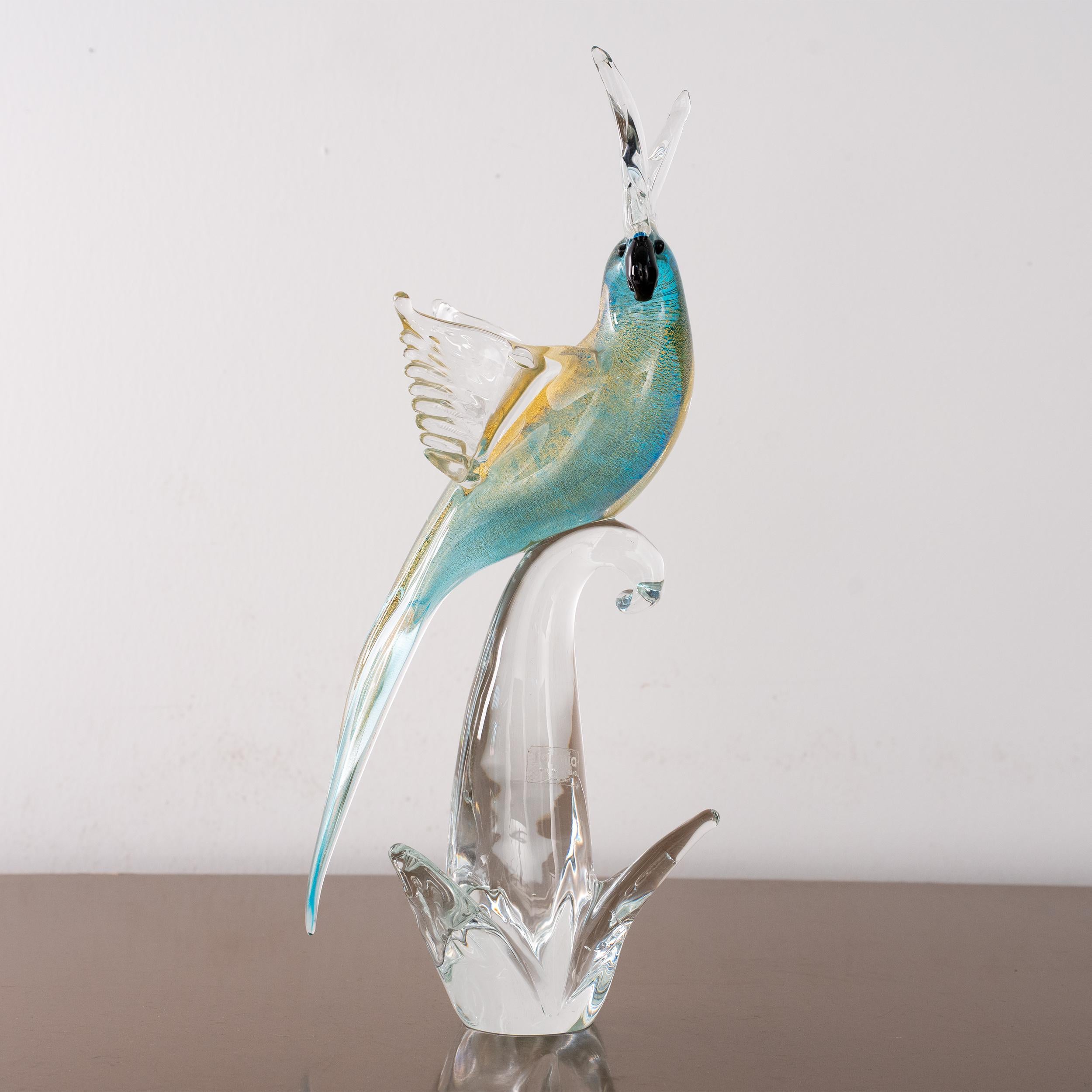 Scultura pappagallo in vetro di Murano, blu con dettagli in cristallo e foglia d'oro, originale Vintage by Formia Murano, Venezia, Italia

Dimensioni: L 16 cm x H 37 cm x P 20 cm (L 6,2