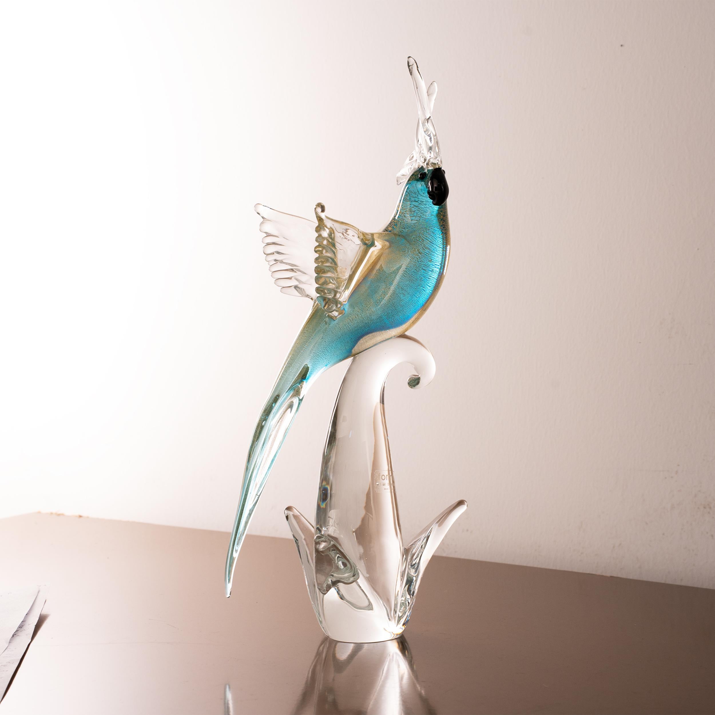 Italiano Pappagallo  scultura di uccello in vero vetro di Murano, blu e foglia d'oro, Formia Venezia in vendita