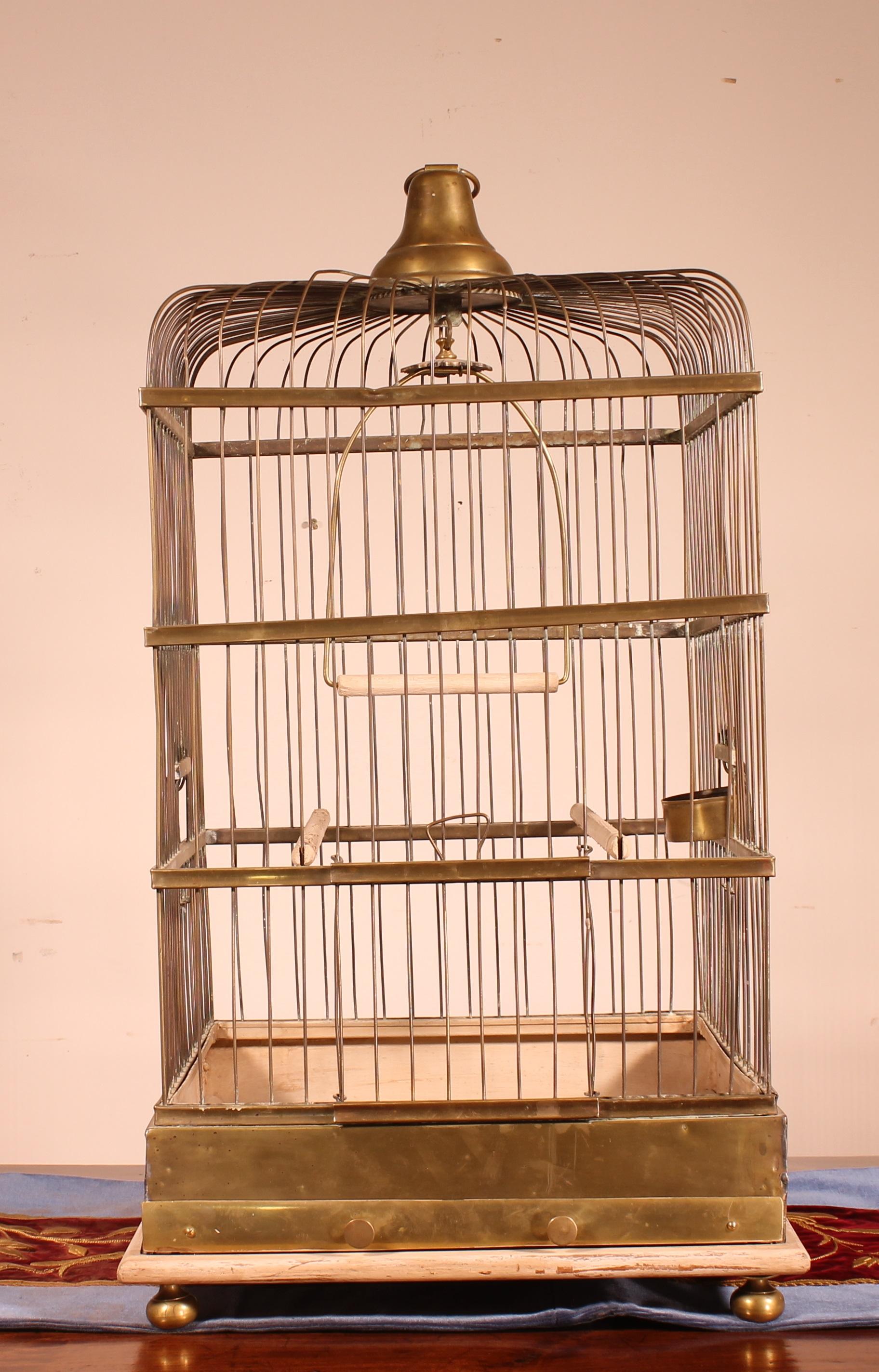 Elegant parrot cage in brass and wood in superb condition
Very beautiful French work from the 19th century
Beautiful collector's item and very decorative
a hook allows it to be suspended
restauration of use

Delivery to Belgium, France and