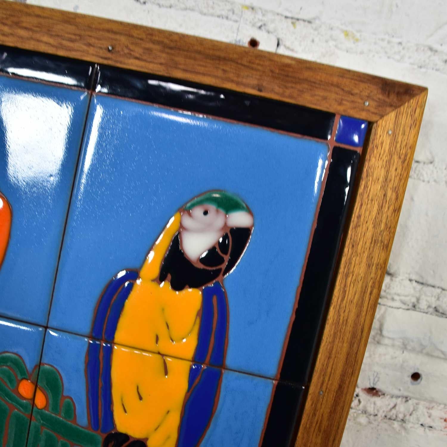 Plaque encadrée carreaux de céramique perroquet de Christopher Reutinger Catalina en vente 2