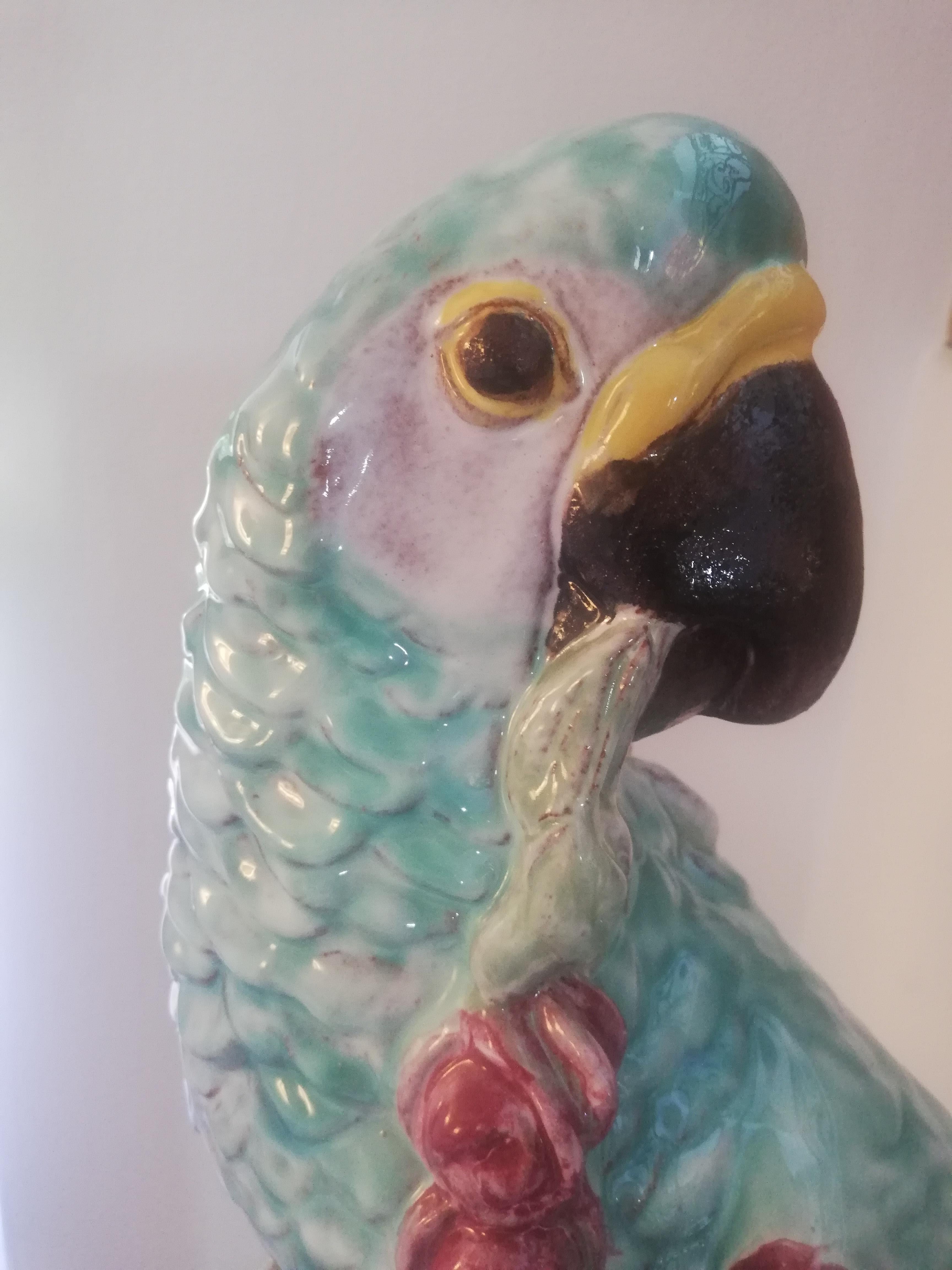 Exotische Vogel- Papagei-Gartenfigur aus Majolika, handgefertigt und handbemalt (Internationaler Stil) im Angebot
