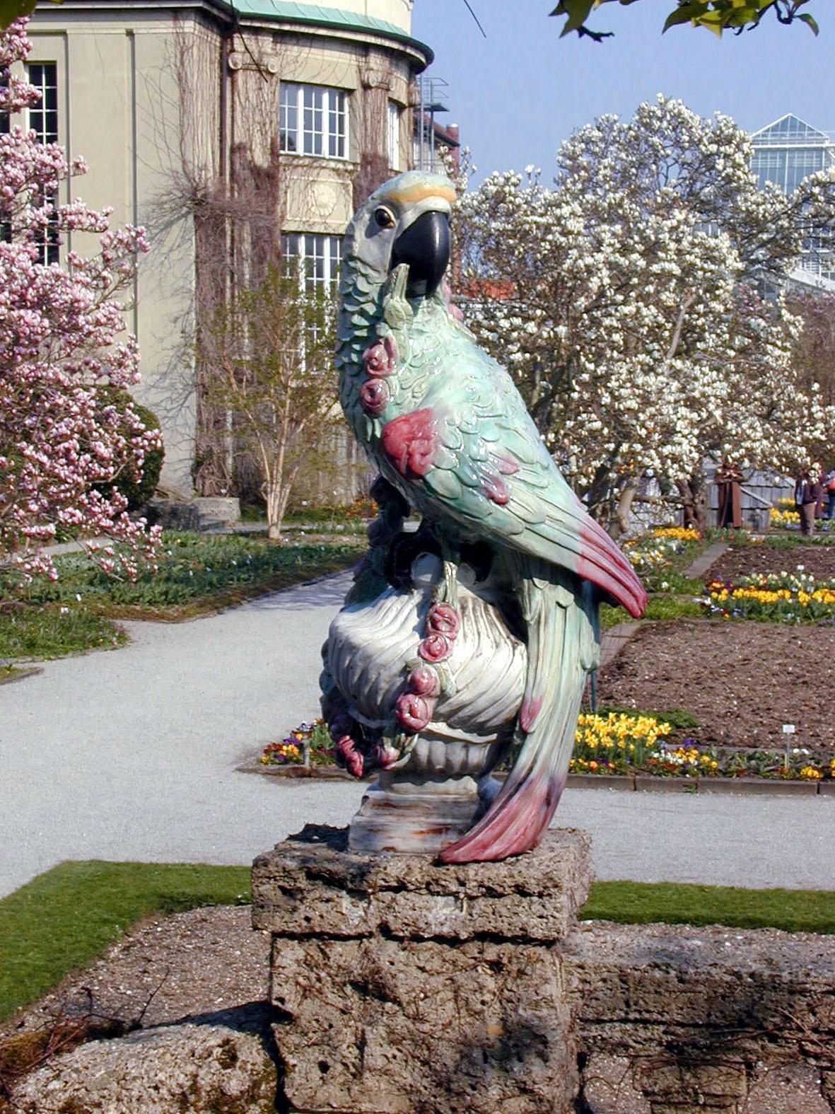 Exotische Vogel- Papagei-Gartenfigur aus Majolika, handgefertigt und handbemalt (Glasiert) im Angebot