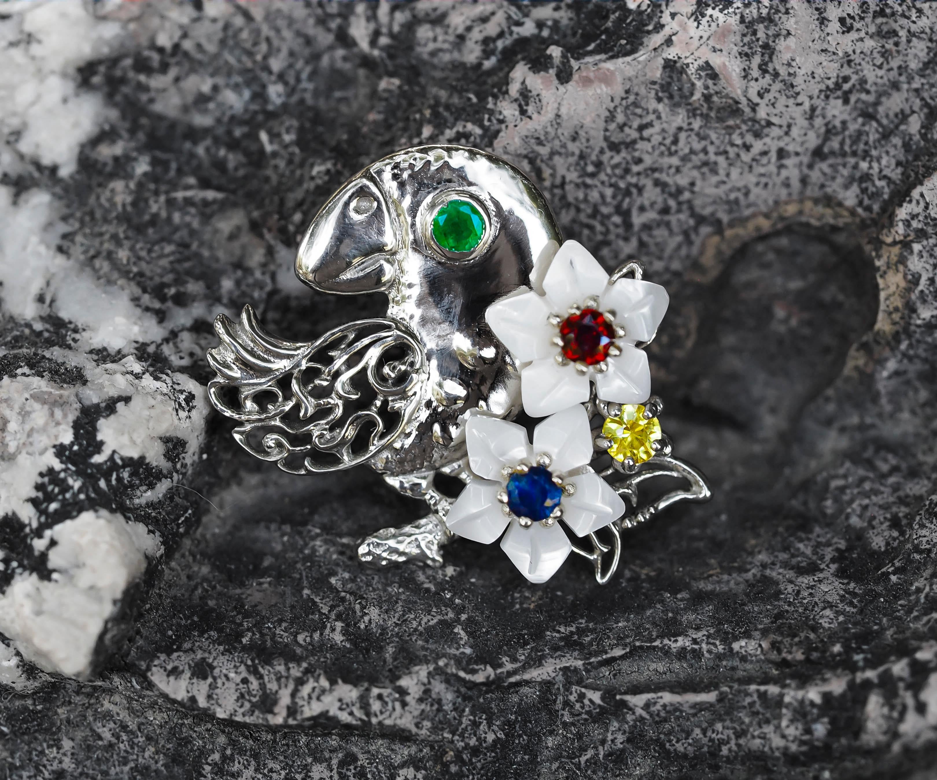 Pendentif en or avec fleurs sculptées en émeraudes, saphirs, rubis et perles en vente 4
