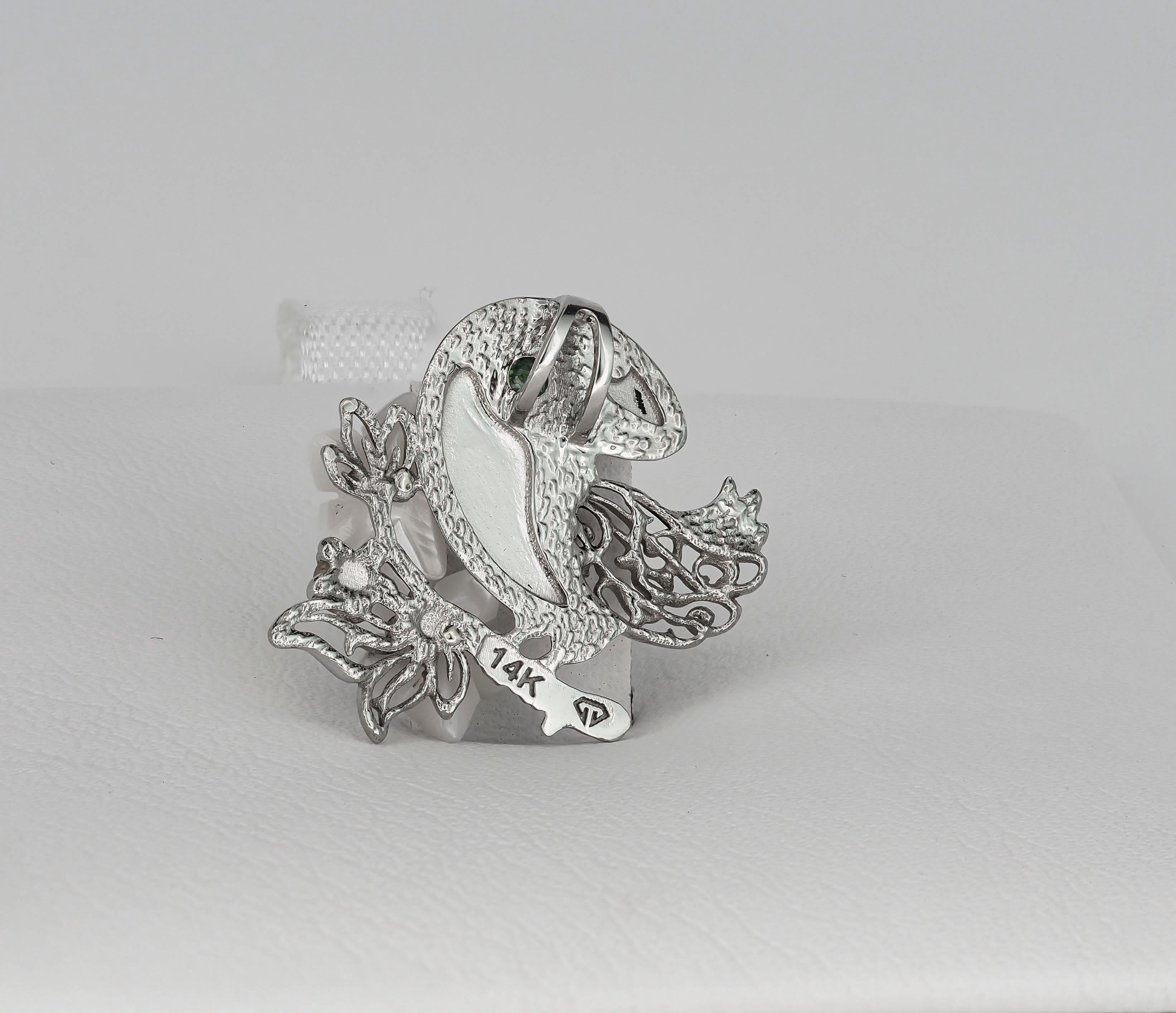 Taille ronde Pendentif en or en forme de perle avec des fleurs sculptées en émeraudes, saphirs, rubis et perles ! en vente