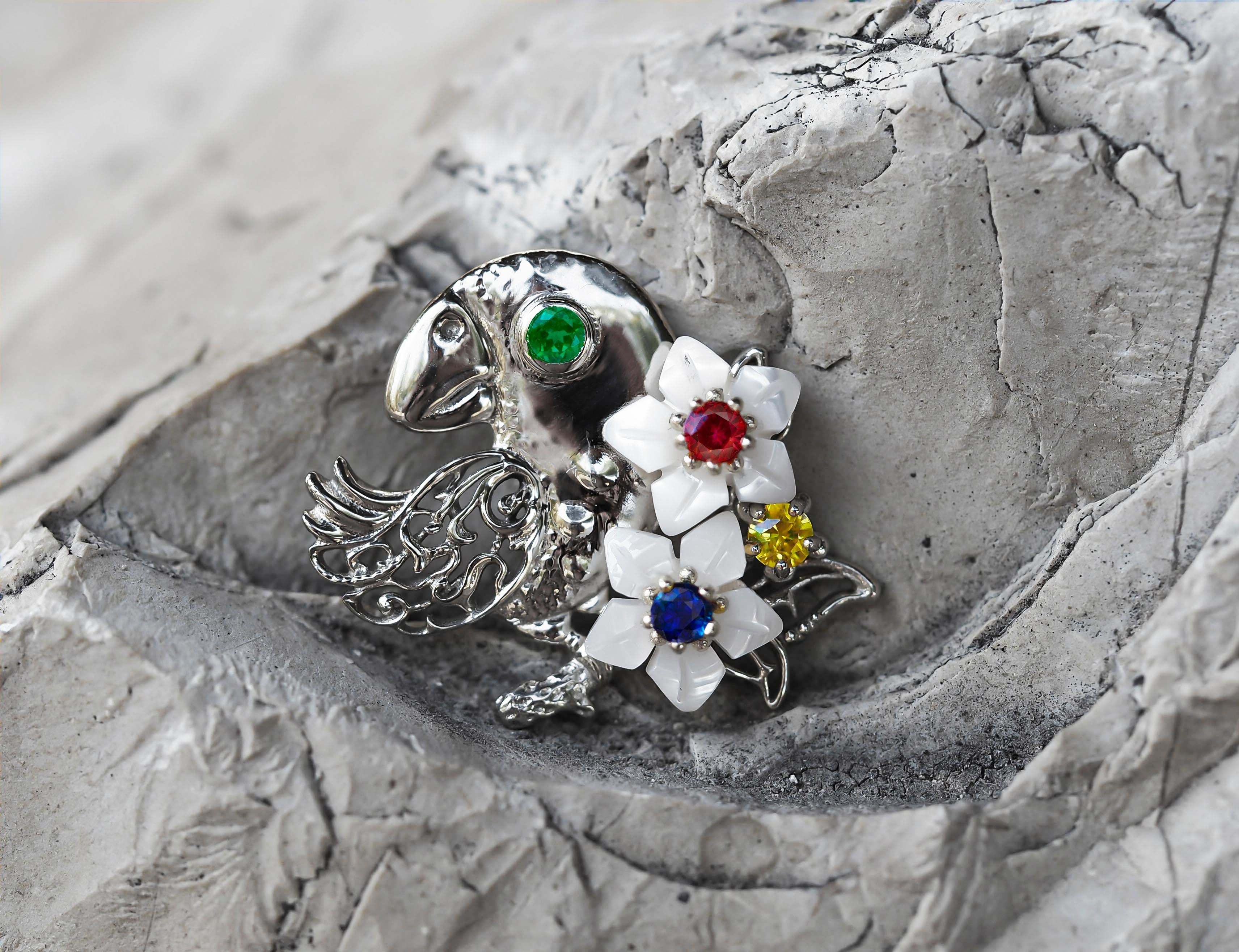 Pendentif en or avec fleurs sculptées en émeraudes, saphirs, rubis et perles en vente 2