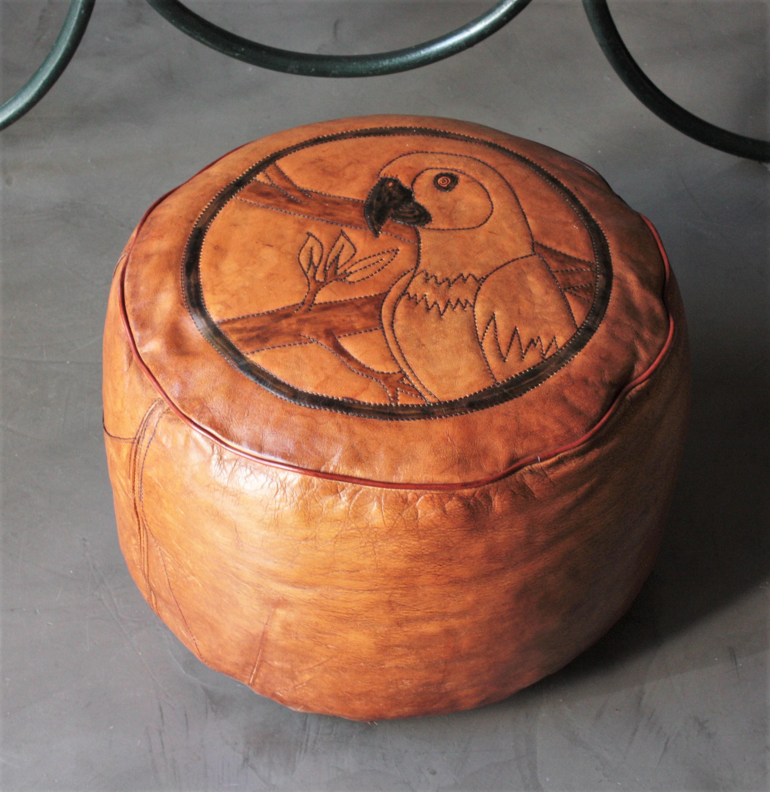 Mid-Century Modern Pouf ou pouf en cuir brun patchwork espagnol, motif de perroquet en vente