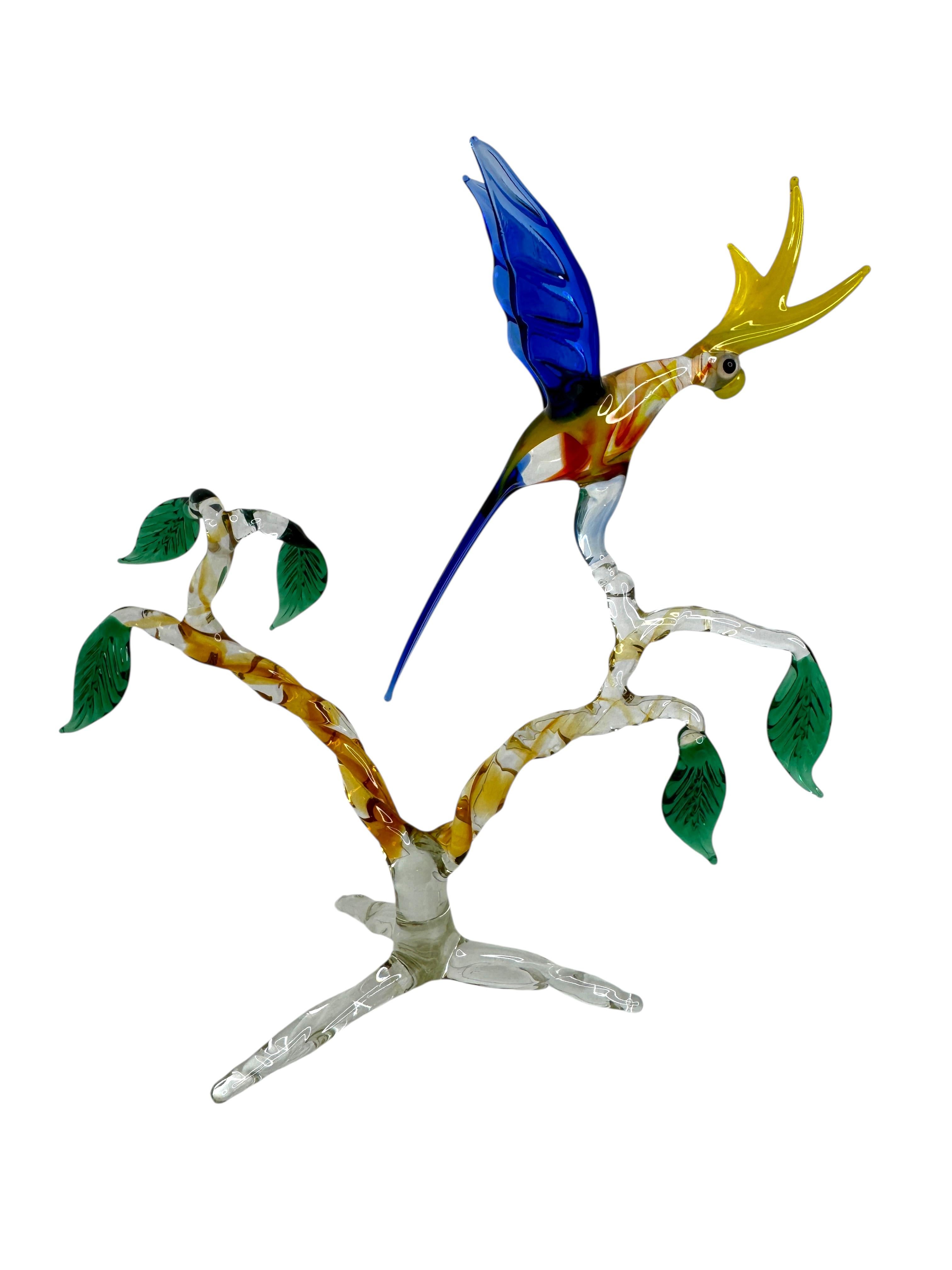 Murano, vetro artistico italiano, pappagallo su un albero, scultura multicolore, circa 1970.
Bellissima scultura vintage in vetro artistico di Murano soffiato a bocca con pappagallo colorato su un grande albero.
Uccello colorato in giallo, blu,