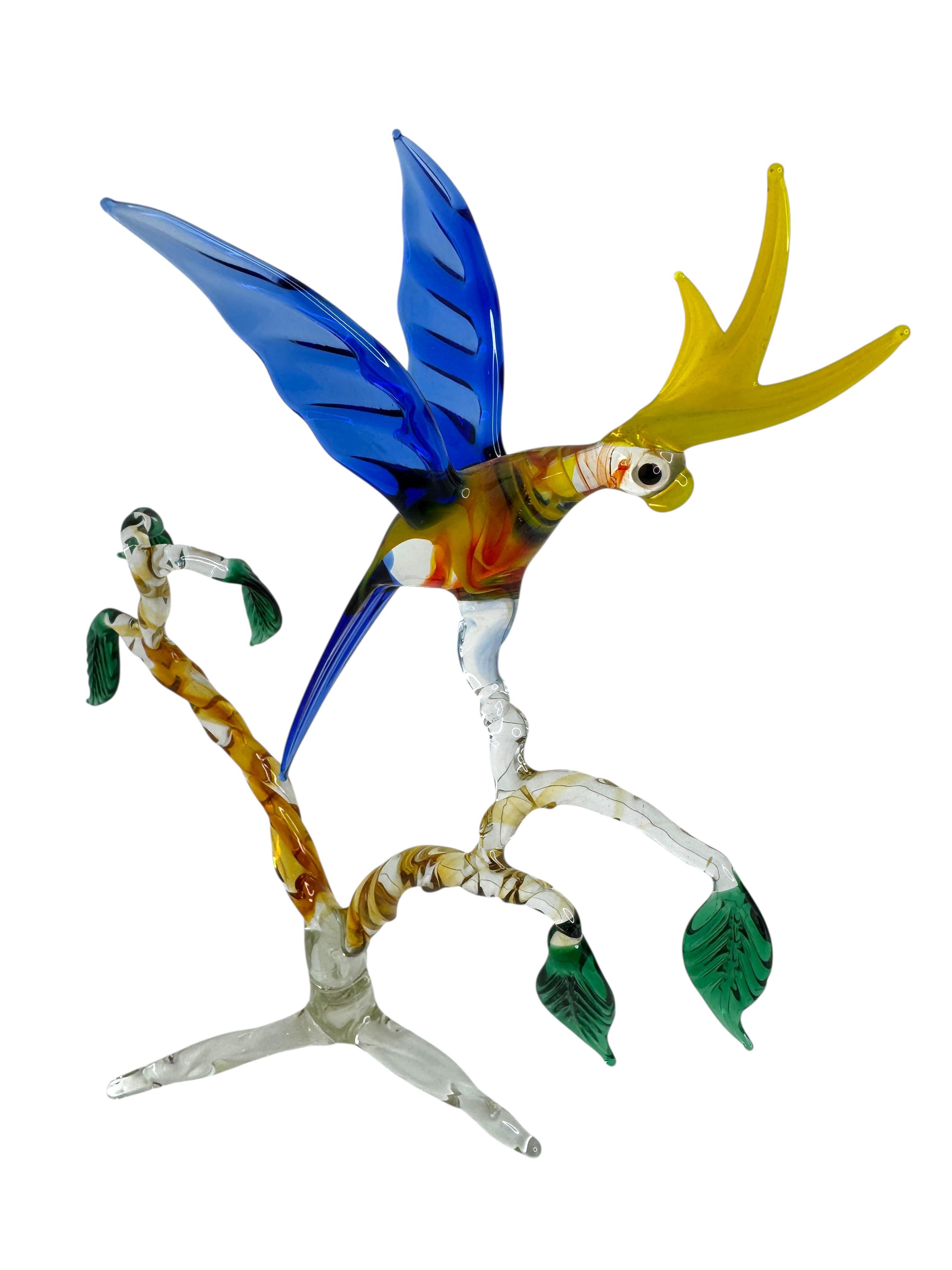 Italiano Pappagallo su albero Figura di scultura in vetro di Murano metà del XX secolo, Venezia Italia in vendita